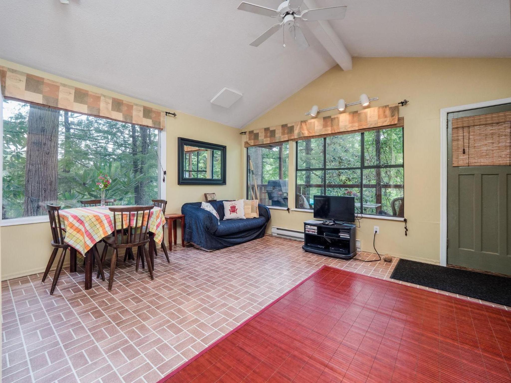 The Lakeside Cottage by EMR Vacation Rentals