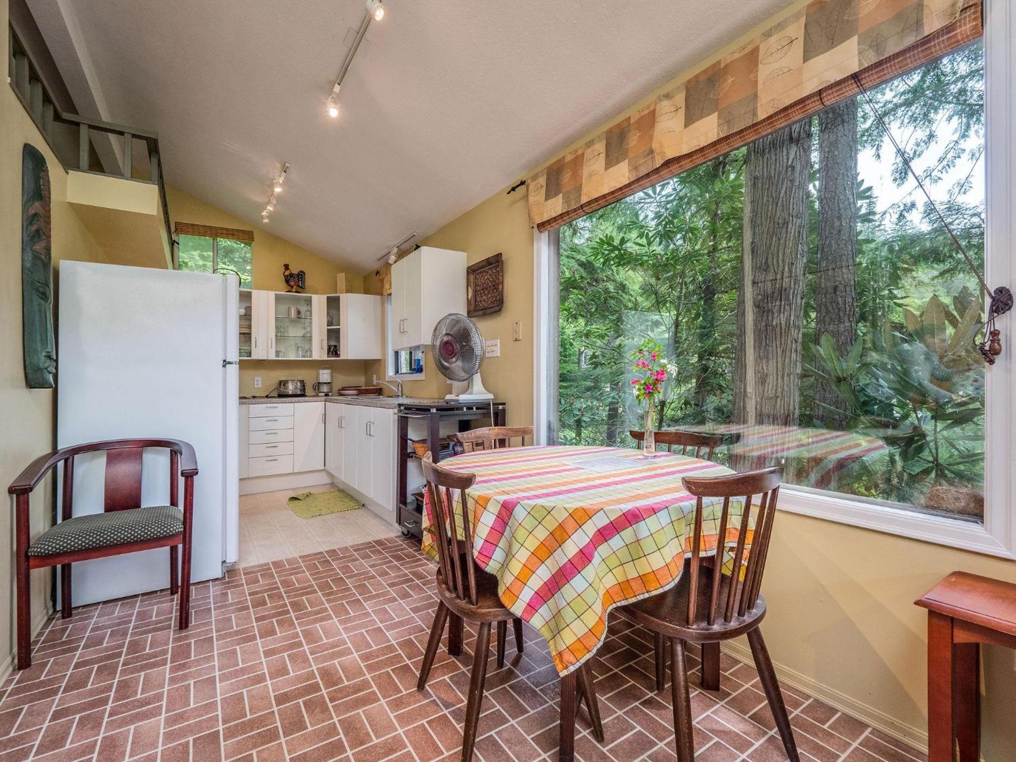 The Lakeside Cottage by EMR Vacation Rentals