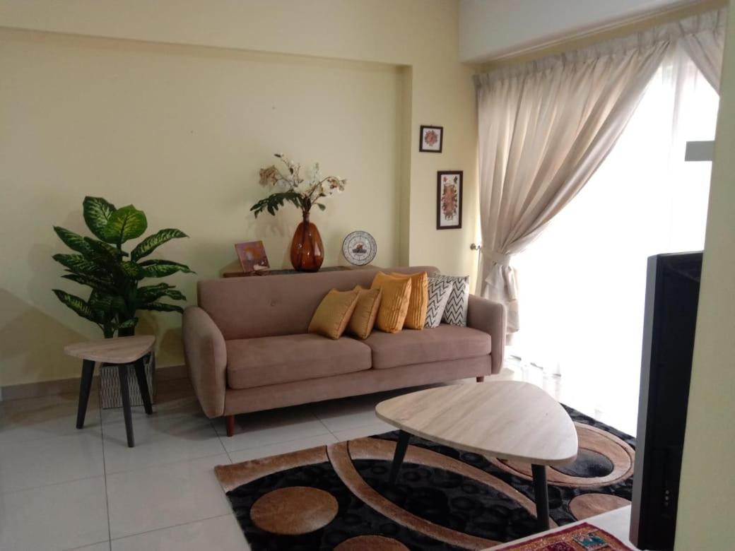 3-bedroom apartment with infinity pool in Bukit Jelutong photo 5