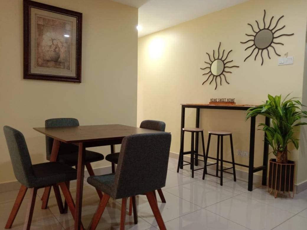3-bedroom apartment with infinity pool in Bukit Jelutong photo 6