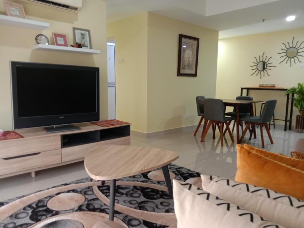 3-bedroom apartment with infinity pool in Bukit Jelutong photo 1