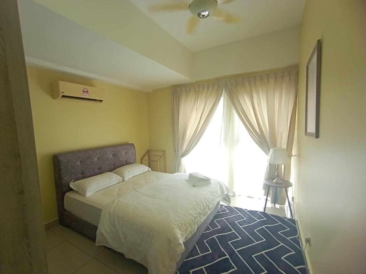 3-bedroom apartment with infinity pool in Bukit Jelutong photo 7