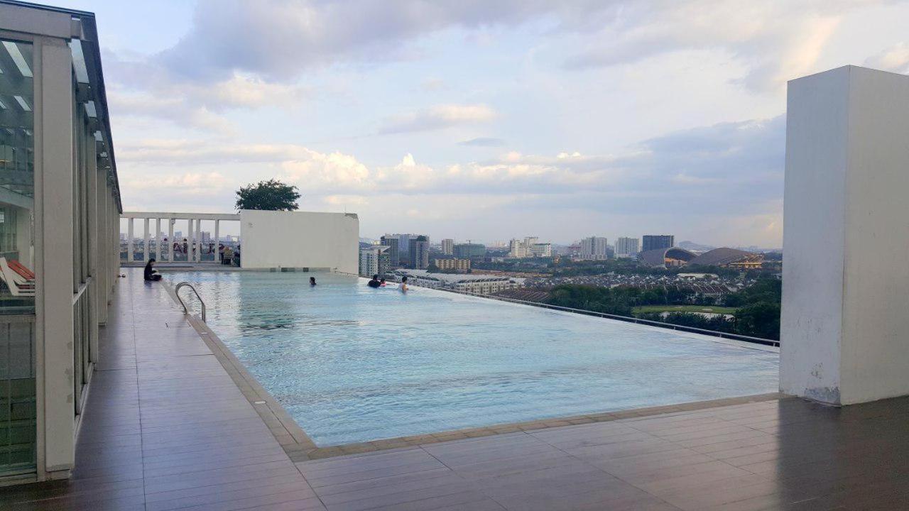 3-bedroom apartment with infinity pool in Bukit Jelutong photo 4