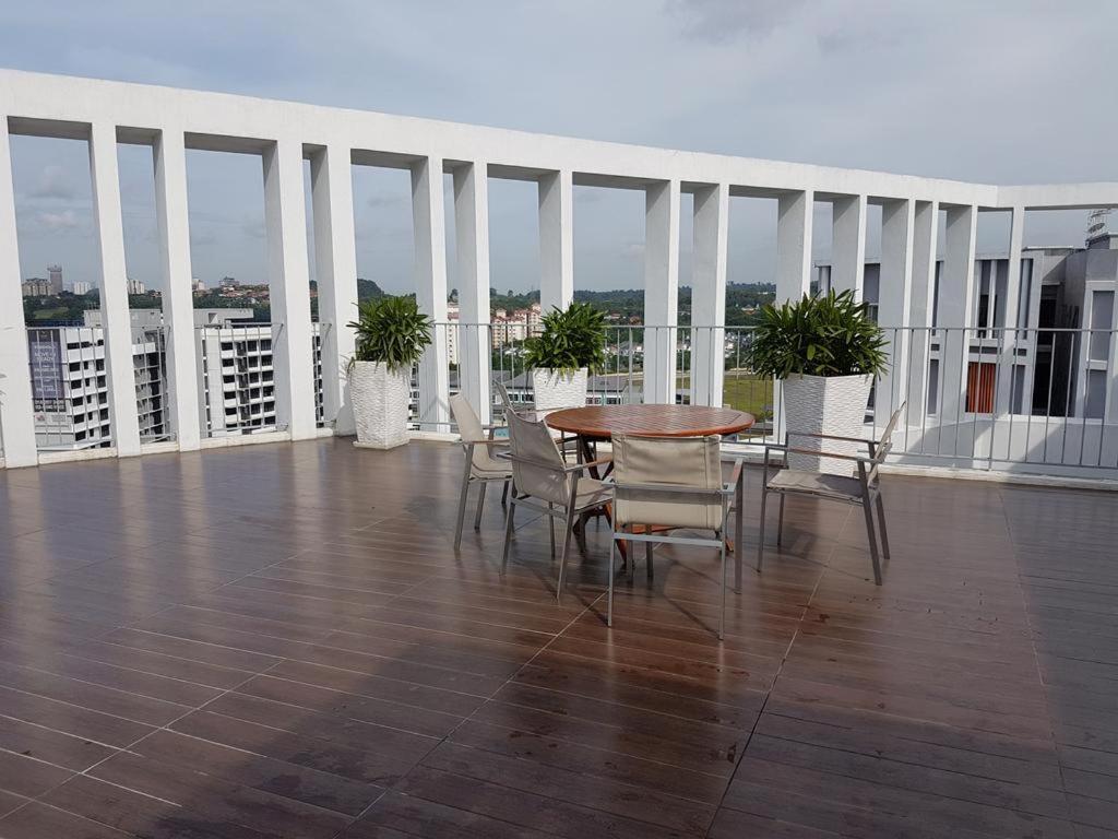 3-bedroom apartment with infinity pool in Bukit Jelutong photo 3