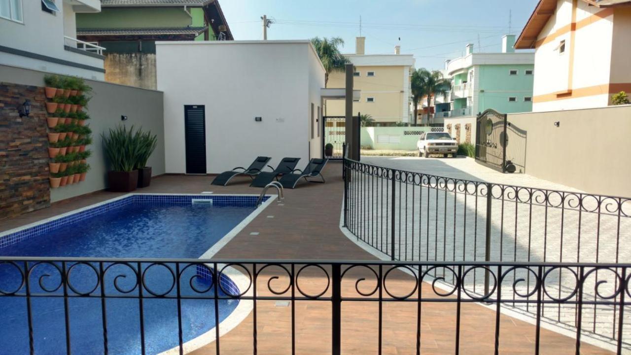VAR-205B Departamento amplio en condomínio cerrado con piscina
