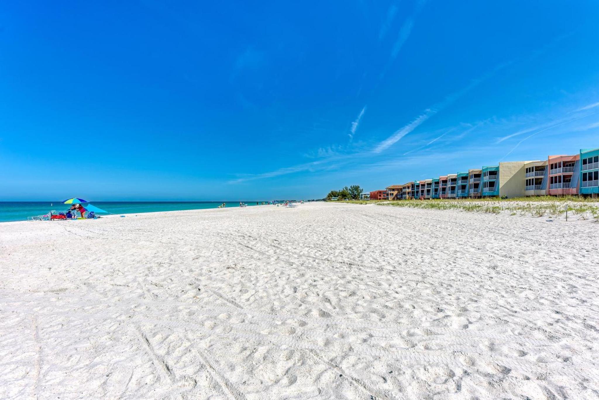 Bradenton Beach Club Bliss-3 Bedroom-2 Bathroom Condo-Elevator-2 Pools-Hottub-Private Beach Access