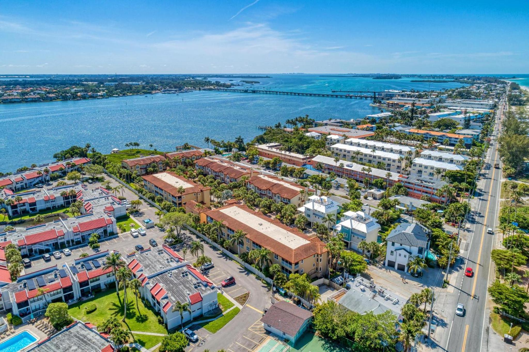 Bradenton Beach Club Bliss-3 Bedroom-2 Bathroom Condo-Elevator-2 Pools-Hottub-Private Beach Access