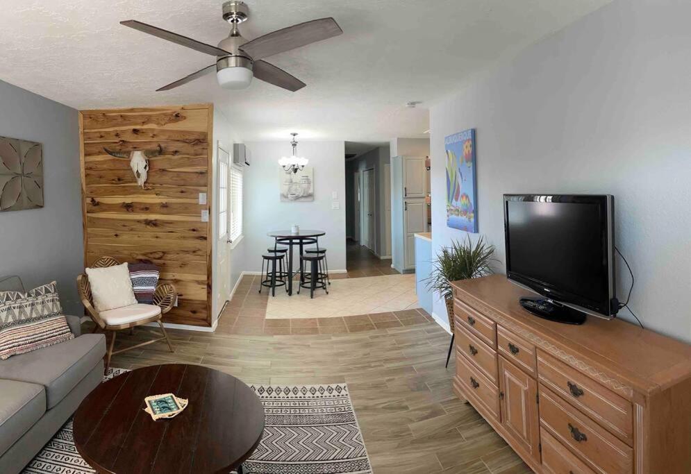 Comfy, contemporary quiet retreat vacation home with views view 2