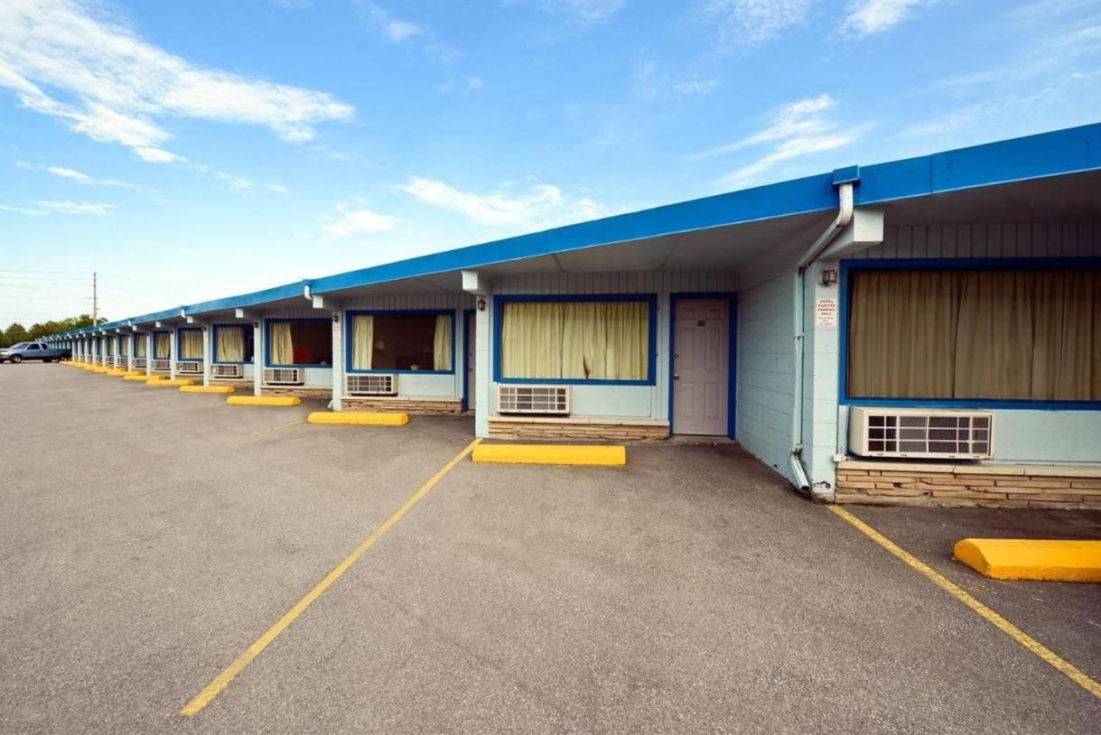 Belleville Vacations - Travelers Inn - Property Image 12