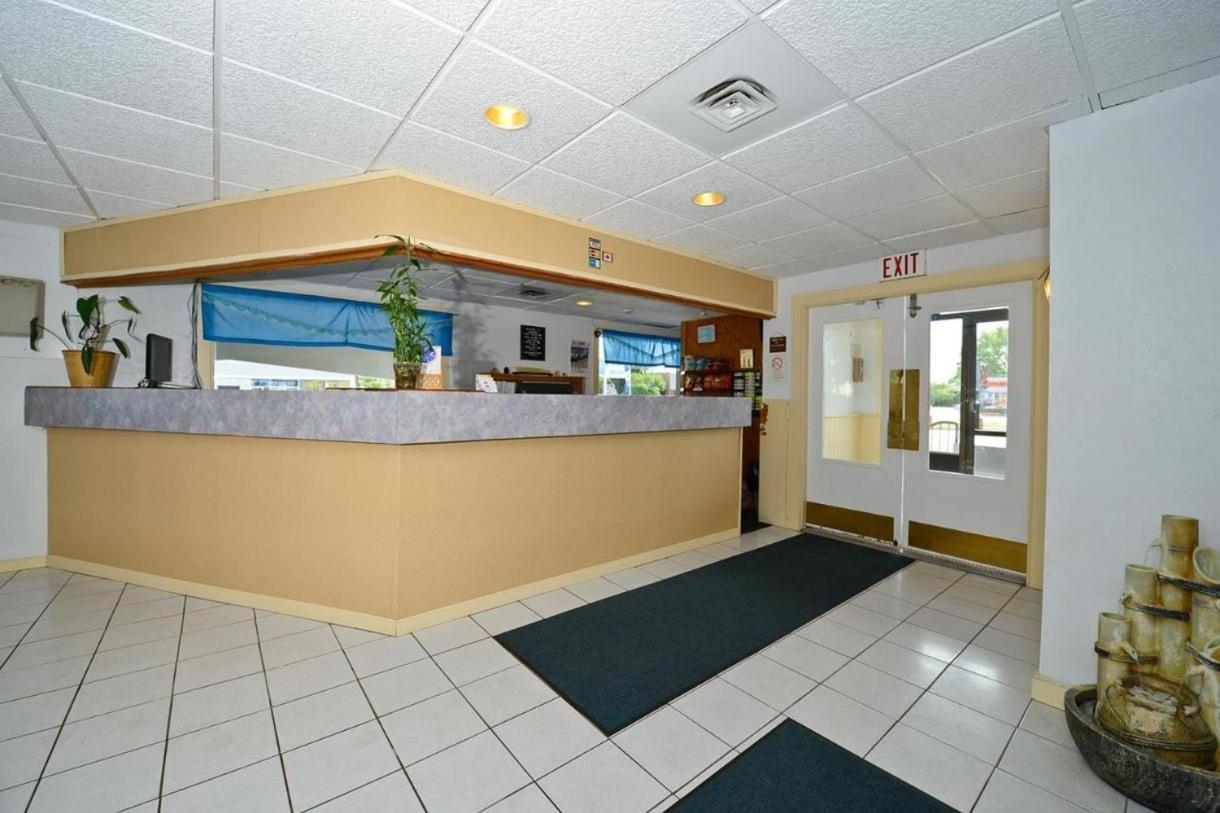 Belleville Vacations - Travelers Inn - Property Image 8