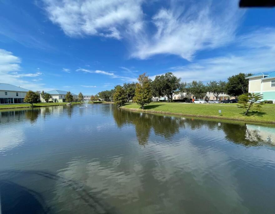 Modern Townhouse with Pool Close to Disney & Silver Spurs Arena view 4