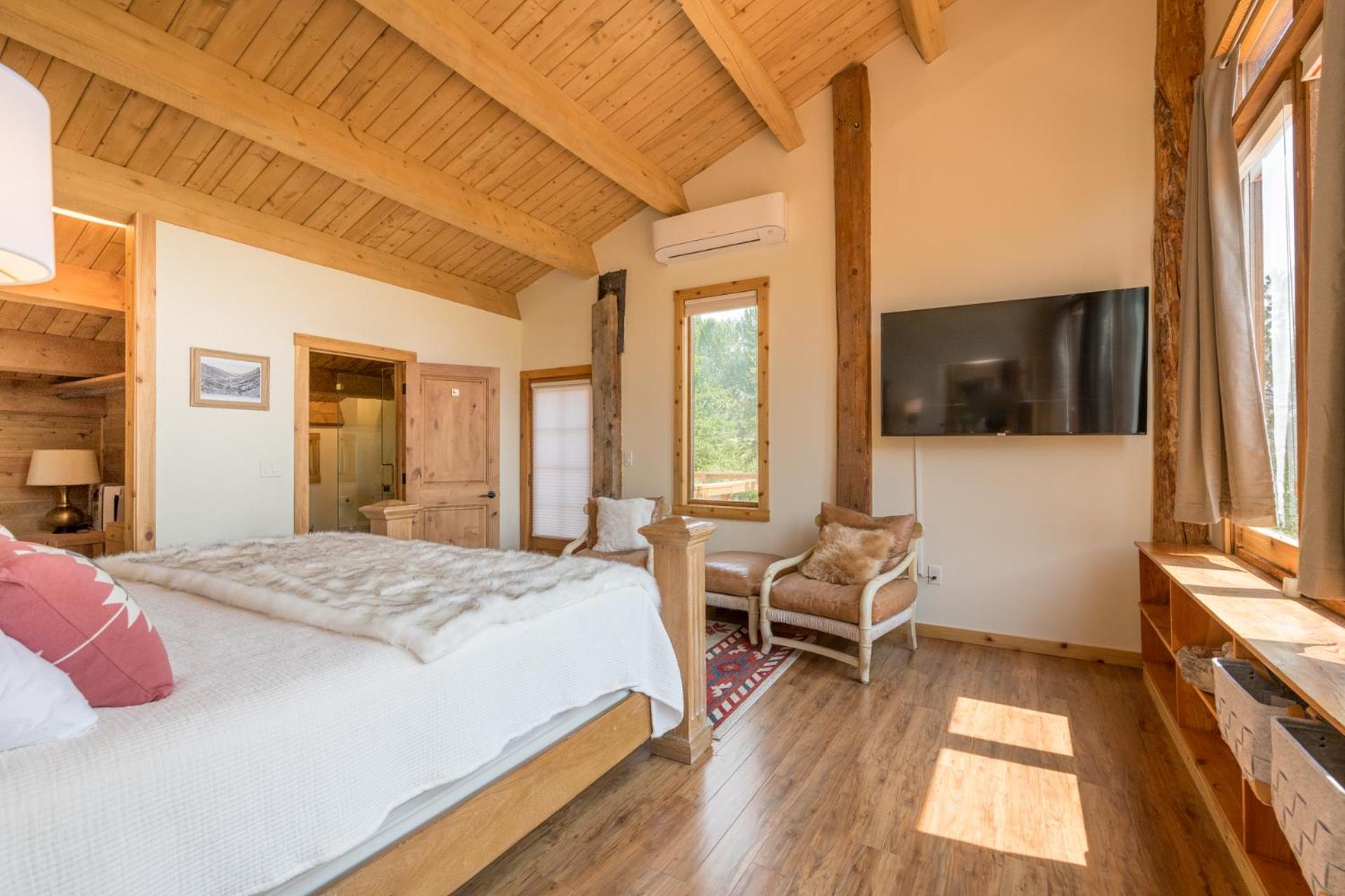 Bear Lodge with private Pool, Hottub, and Sauna! - Property Image 40