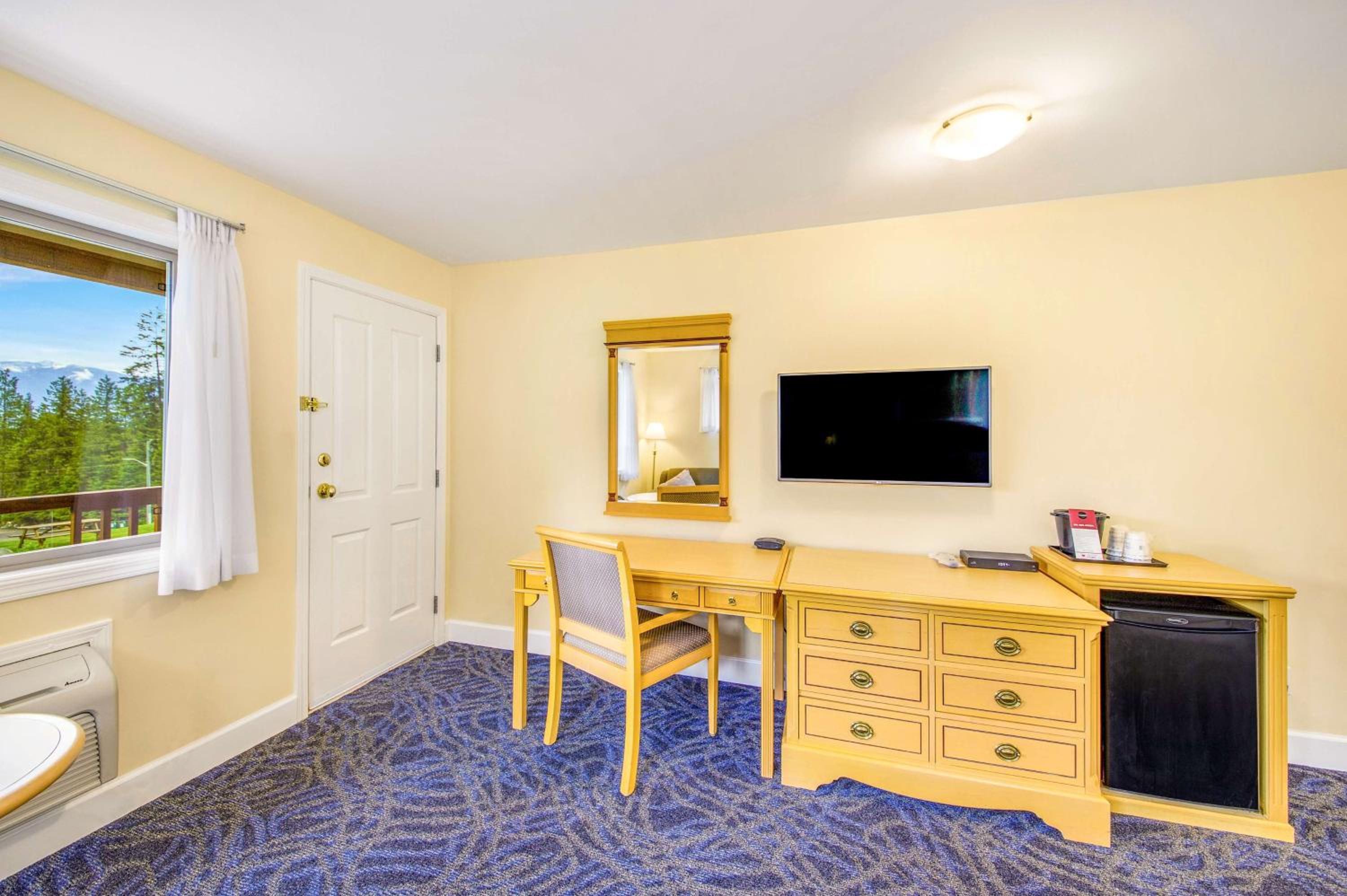 Kootenay Lakeview Resort BW Signature Collection