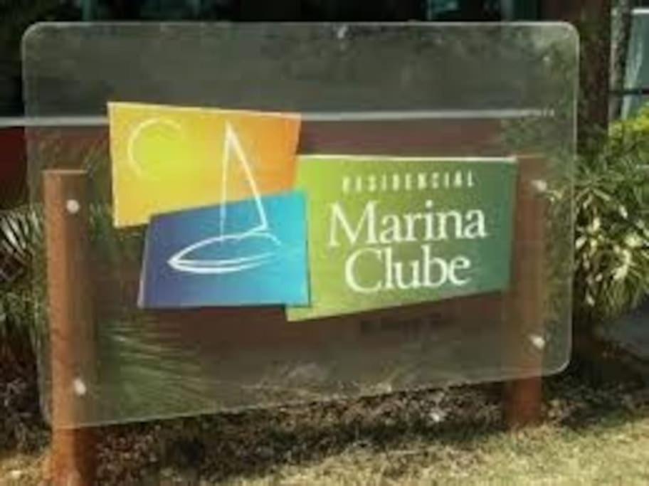 Lindo apartamento em condomínio com clube