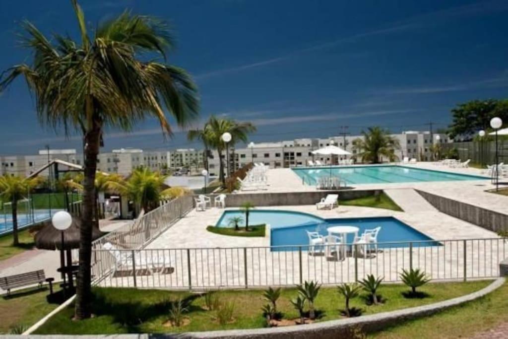 Lindo apartamento em condomínio com clube