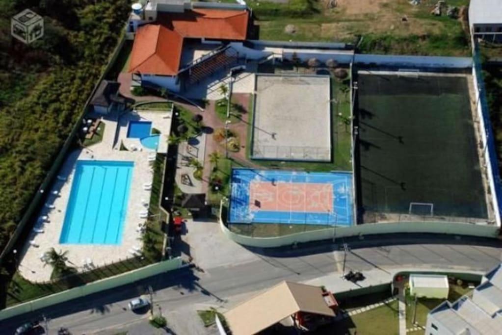 Lindo apartamento em condomínio com clube