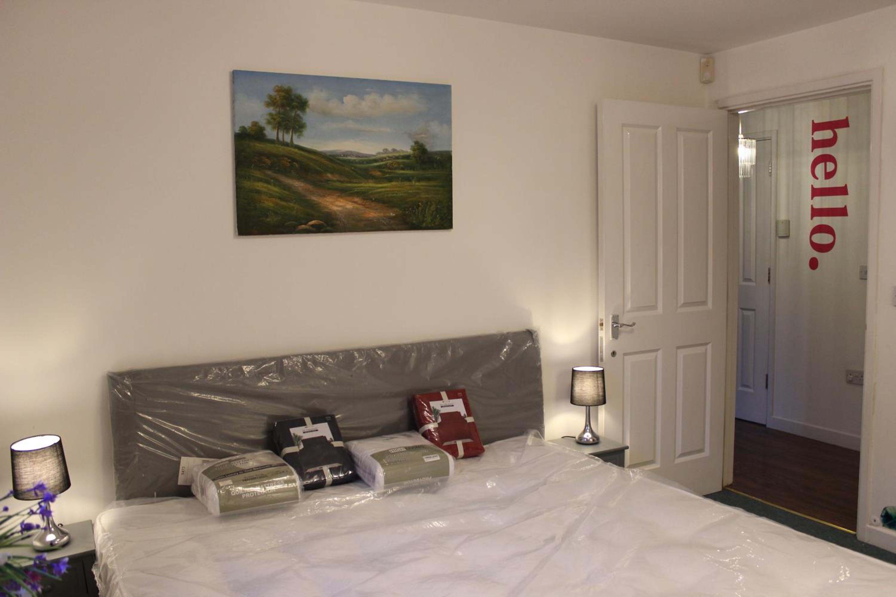 London 2 double bedrooms 2 Bathrooms Holiday Home - Parking SKYSPORTS, NETFLIX - 2 - 3 minutes walk to the Train station - 19min to London Liverpool Street