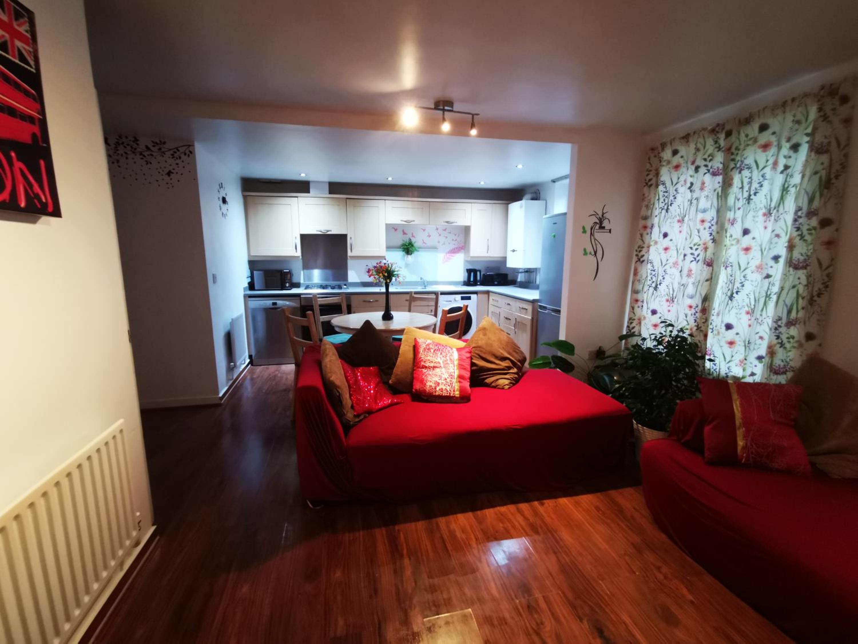 London 2 double bedrooms 2 Bathrooms Holiday Home - Parking SKYSPORTS, NETFLIX - 2 - 3 minutes walk to the Train station - 19min to London Liverpool Street