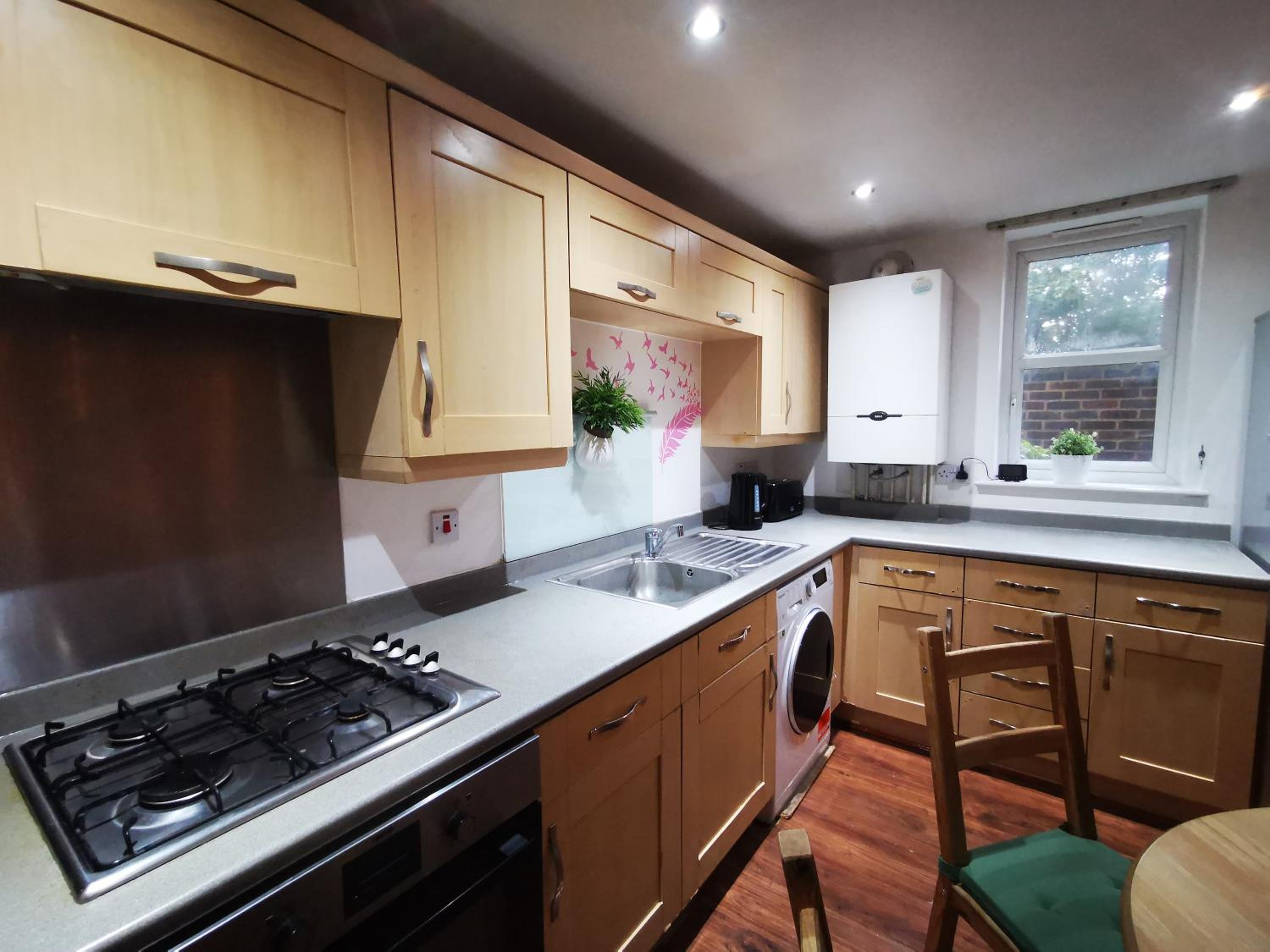 London 2 double bedrooms 2 Bathrooms Holiday Home - Parking SKYSPORTS, NETFLIX - 2 - 3 minutes walk to the Train station - 19min to London Liverpool Street