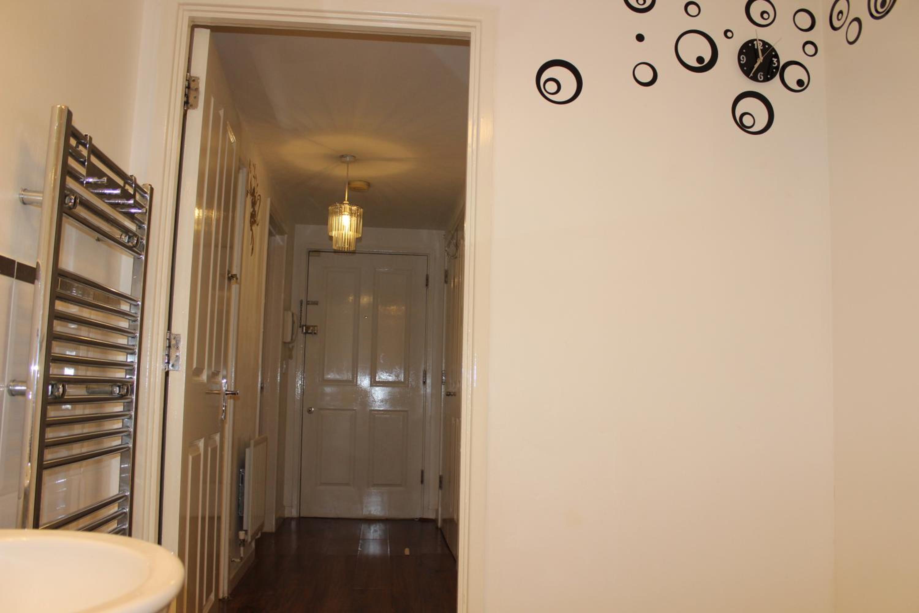 London 2 double bedrooms 2 Bathrooms Holiday Home - Parking SKYSPORTS, NETFLIX - 2 - 3 minutes walk to the Train station - 19min to London Liverpool Street