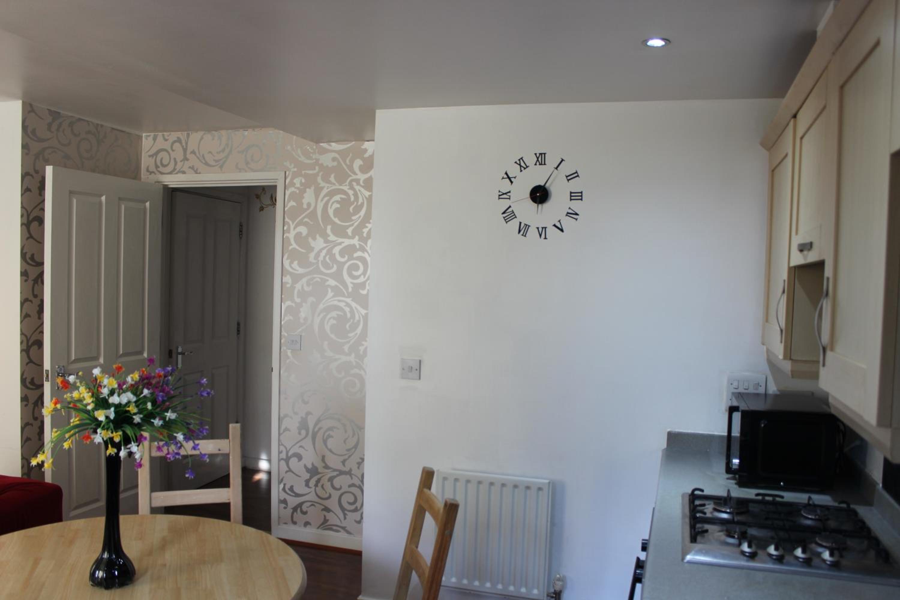 London 2 double bedrooms 2 Bathrooms Holiday Home - Parking SKYSPORTS, NETFLIX - 2 - 3 minutes walk to the Train station - 19min to London Liverpool Street