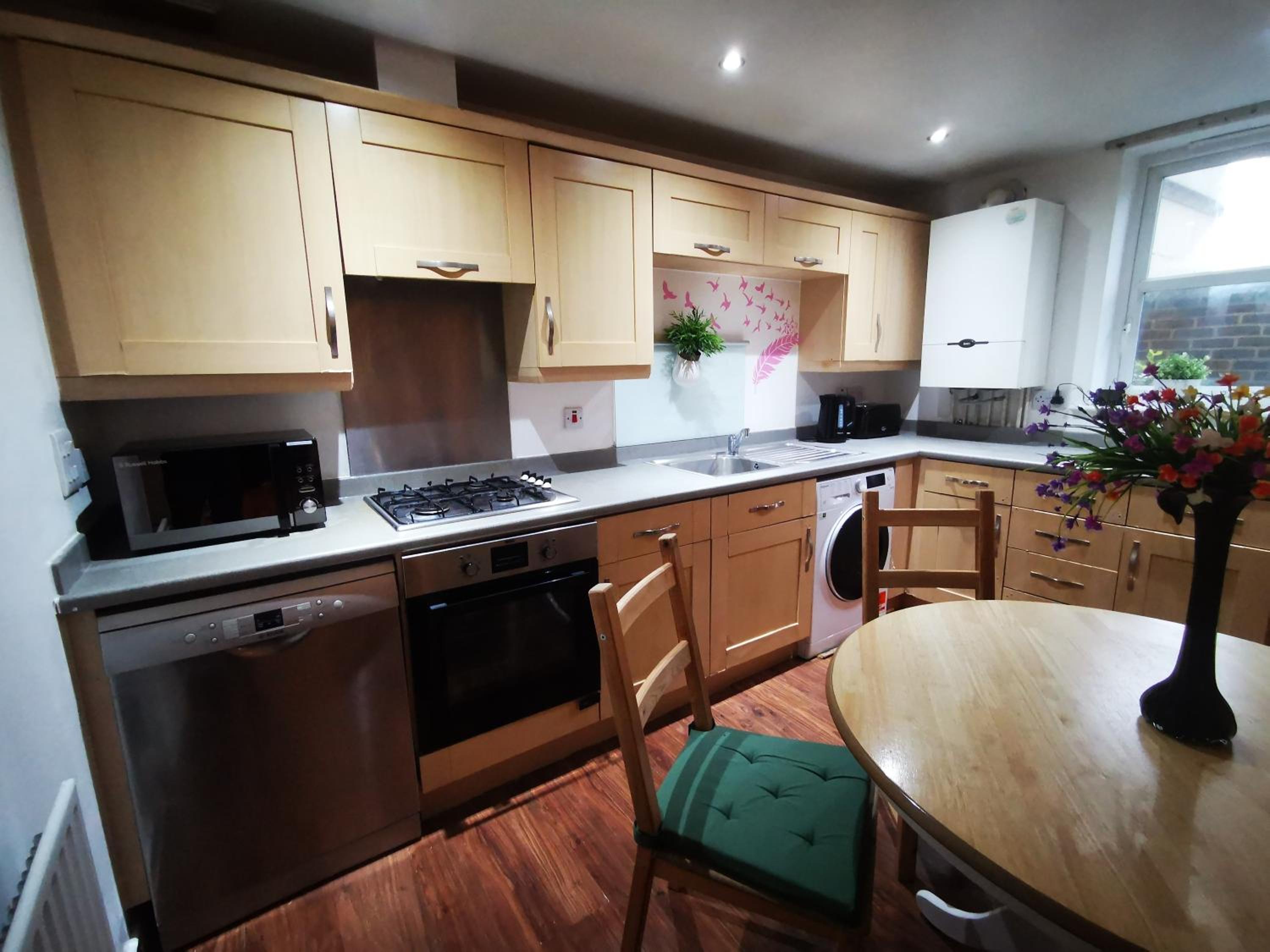 London 2 double bedrooms 2 Bathrooms Holiday Home - Parking SKYSPORTS, NETFLIX - 2 - 3 minutes walk to the Train station - 19min to London Liverpool Street