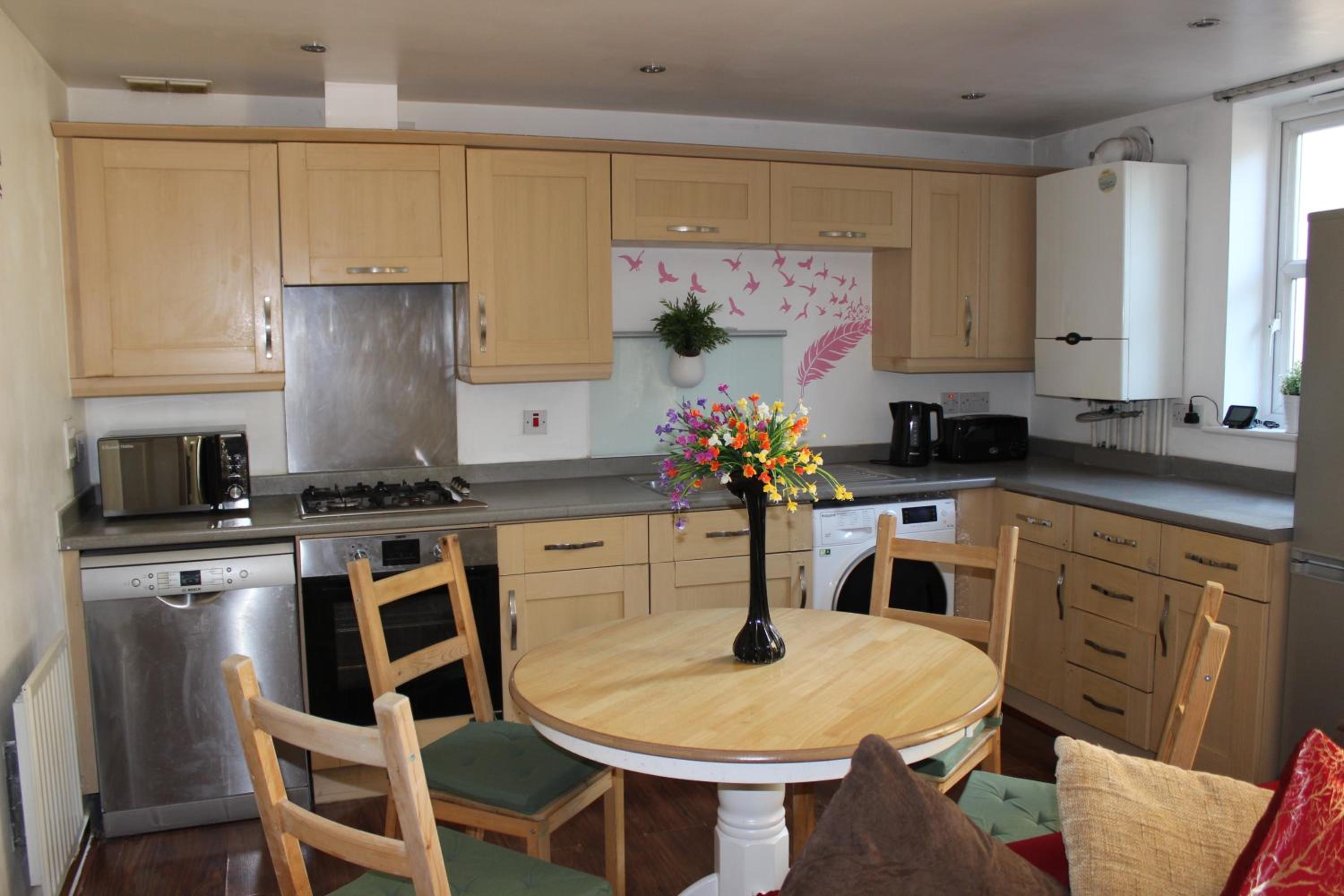 London 2 double bedrooms 2 Bathrooms Holiday Home - Parking SKYSPORTS, NETFLIX - 2 - 3 minutes walk to the Train station - 19min to London Liverpool Street