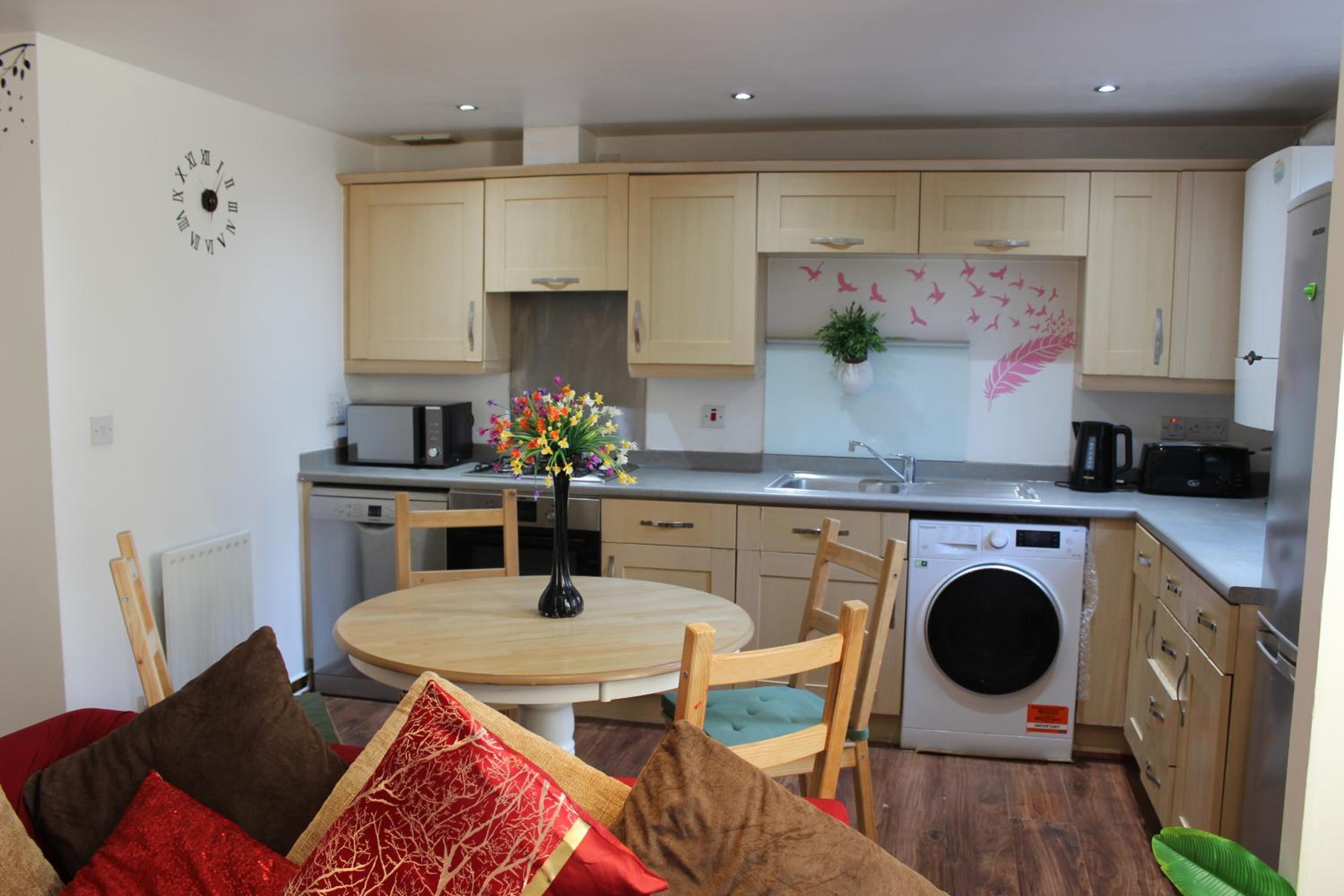 London 2 double bedrooms 2 Bathrooms Holiday Home - Parking SKYSPORTS, NETFLIX - 2 - 3 minutes walk to the Train station - 19min to London Liverpool Street