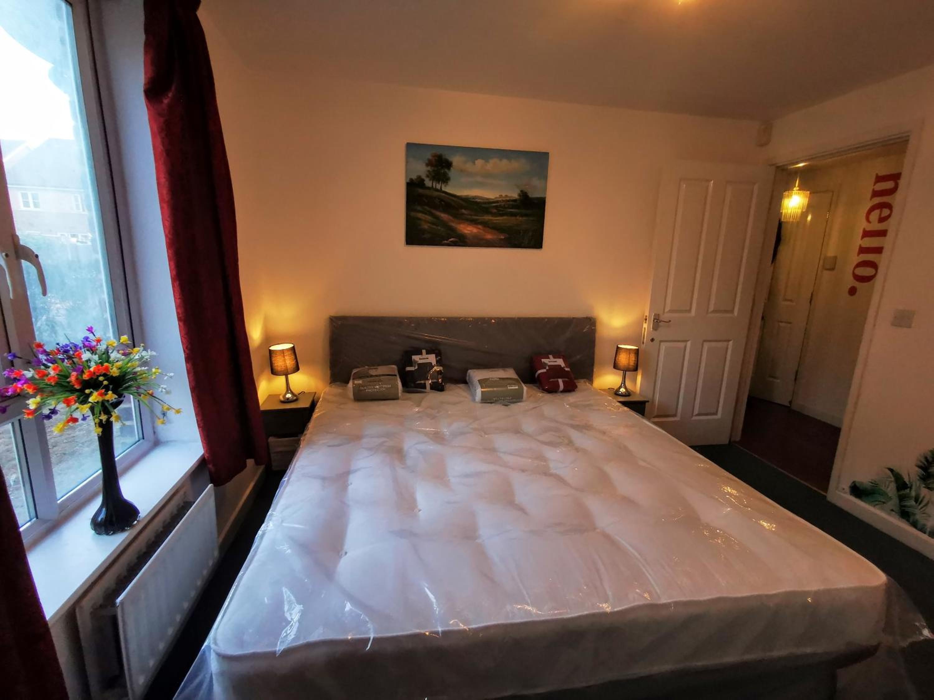 London 2 double bedrooms 2 Bathrooms Holiday Home - Parking SKYSPORTS, NETFLIX - 2 - 3 minutes walk to the Train station - 19min to London Liverpool Street