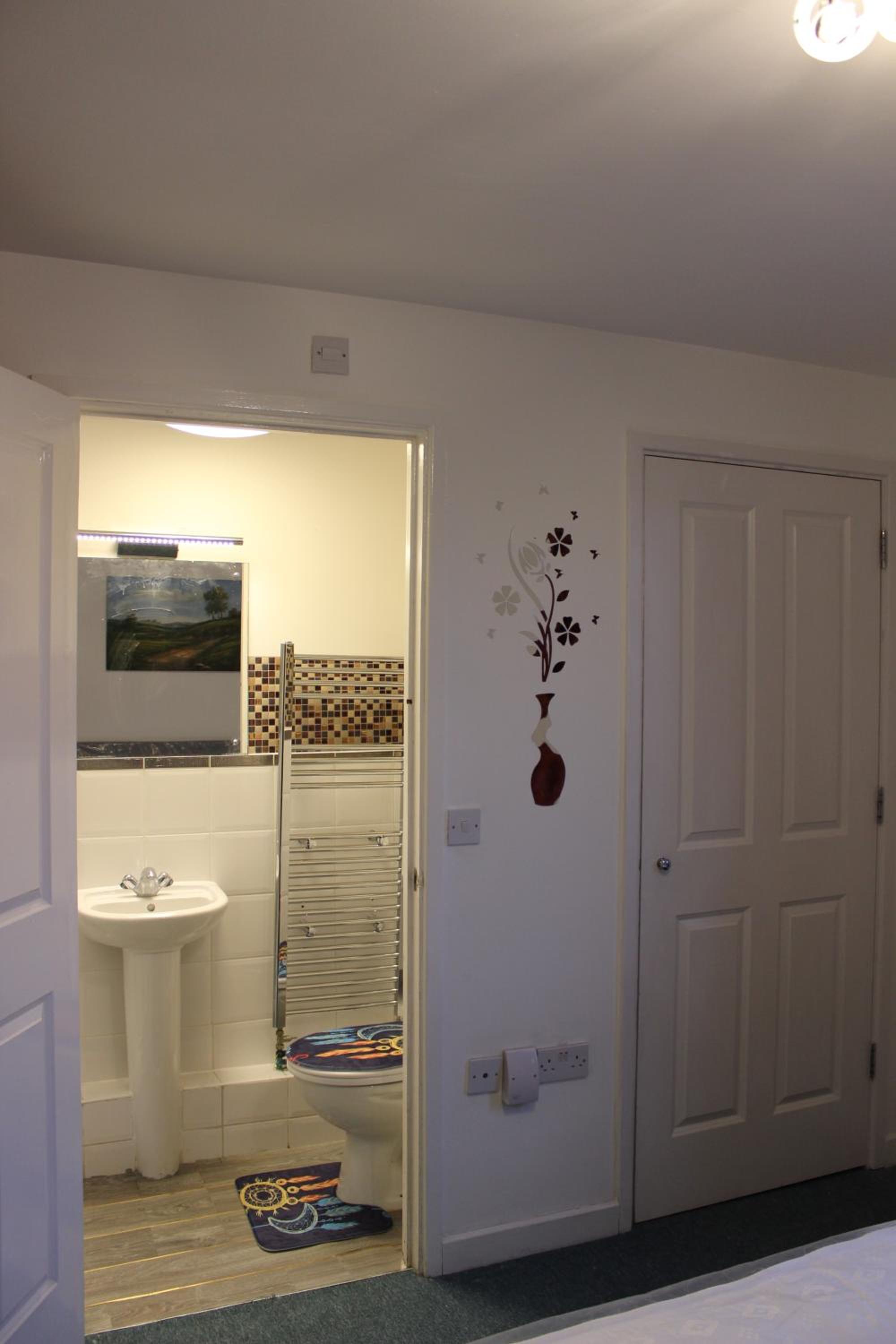 London 2 double bedrooms 2 Bathrooms Holiday Home - Parking SKYSPORTS, NETFLIX - 2 - 3 minutes walk to the Train station - 19min to London Liverpool Street