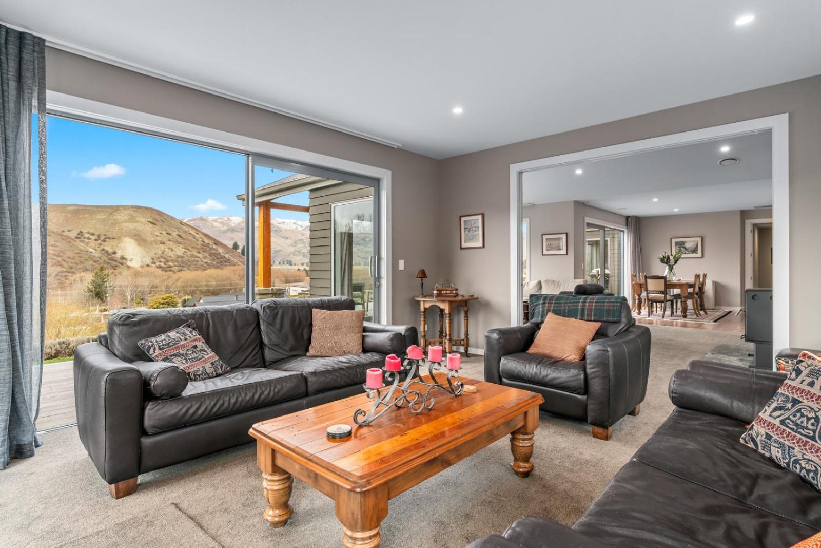 Grandview Lodge - Lowburn Holiday Home view 2