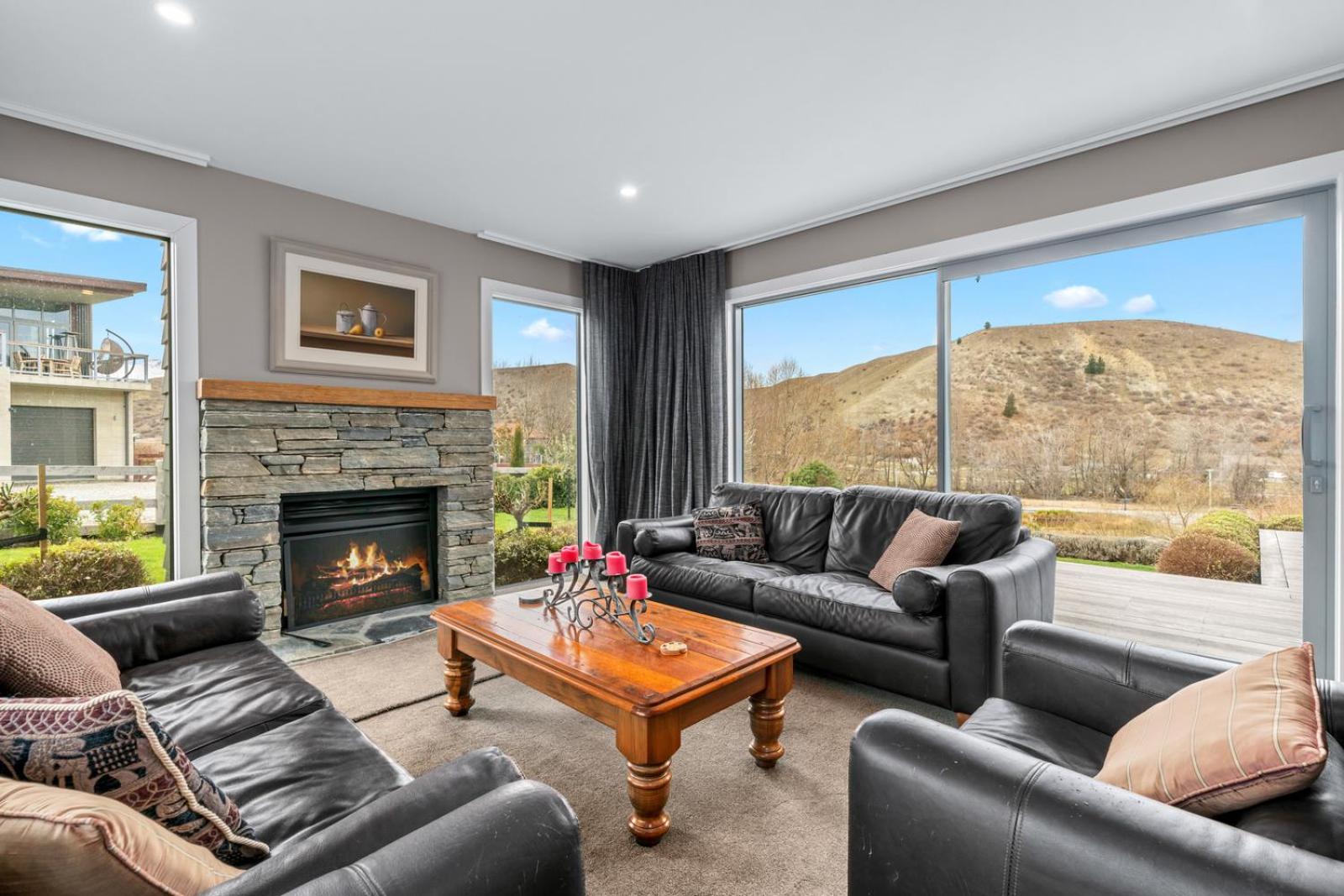 Grandview Lodge - Lowburn Holiday Home view 3