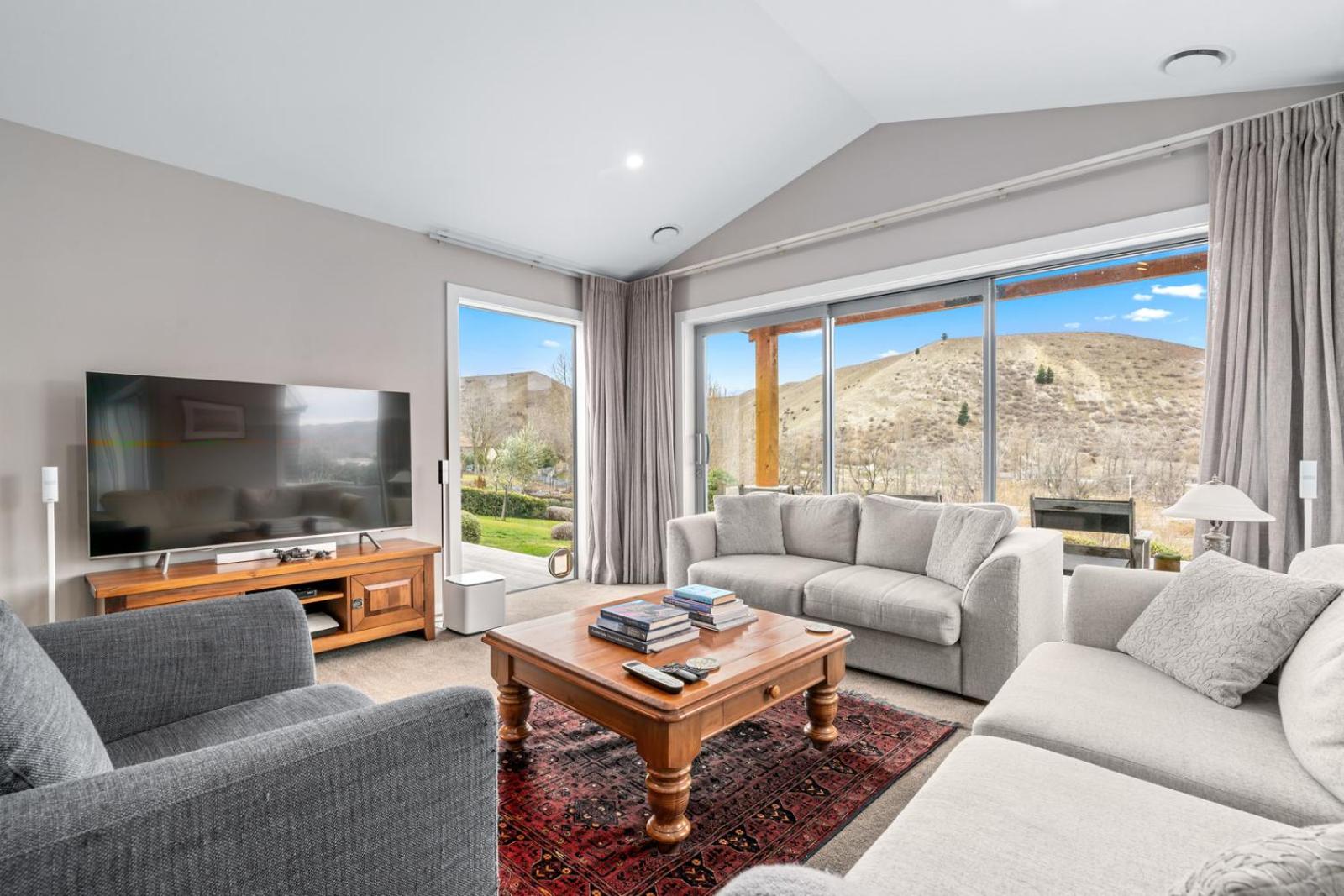 Grandview Lodge - Lowburn Holiday Home view 5
