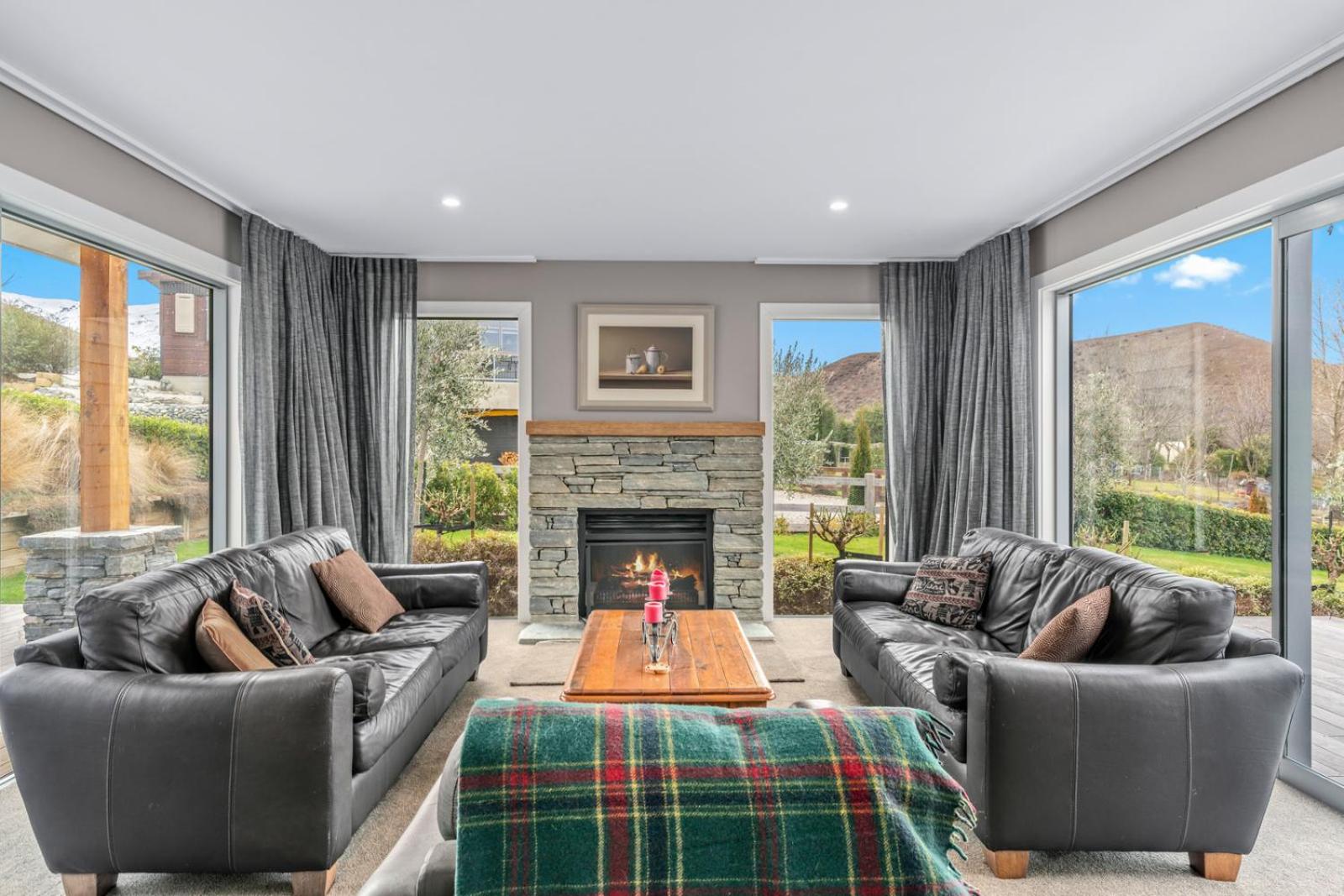 Grandview Lodge - Lowburn Holiday Home view 4