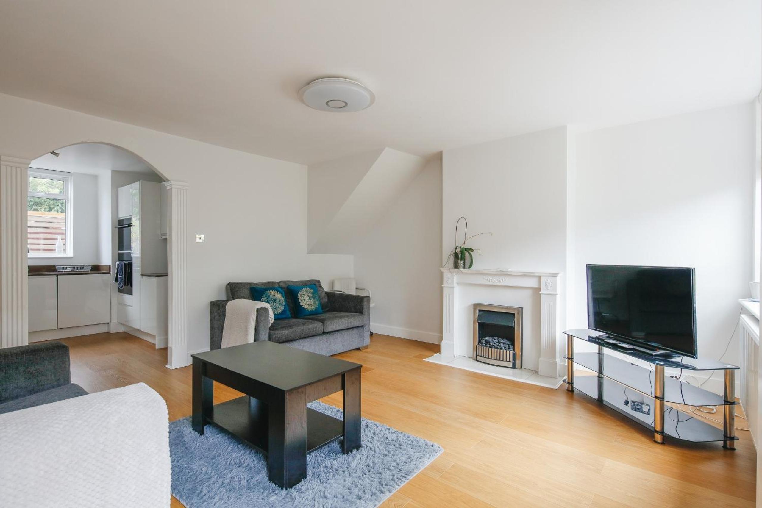 Bright & welcoming garden flat sleeps 6 in style