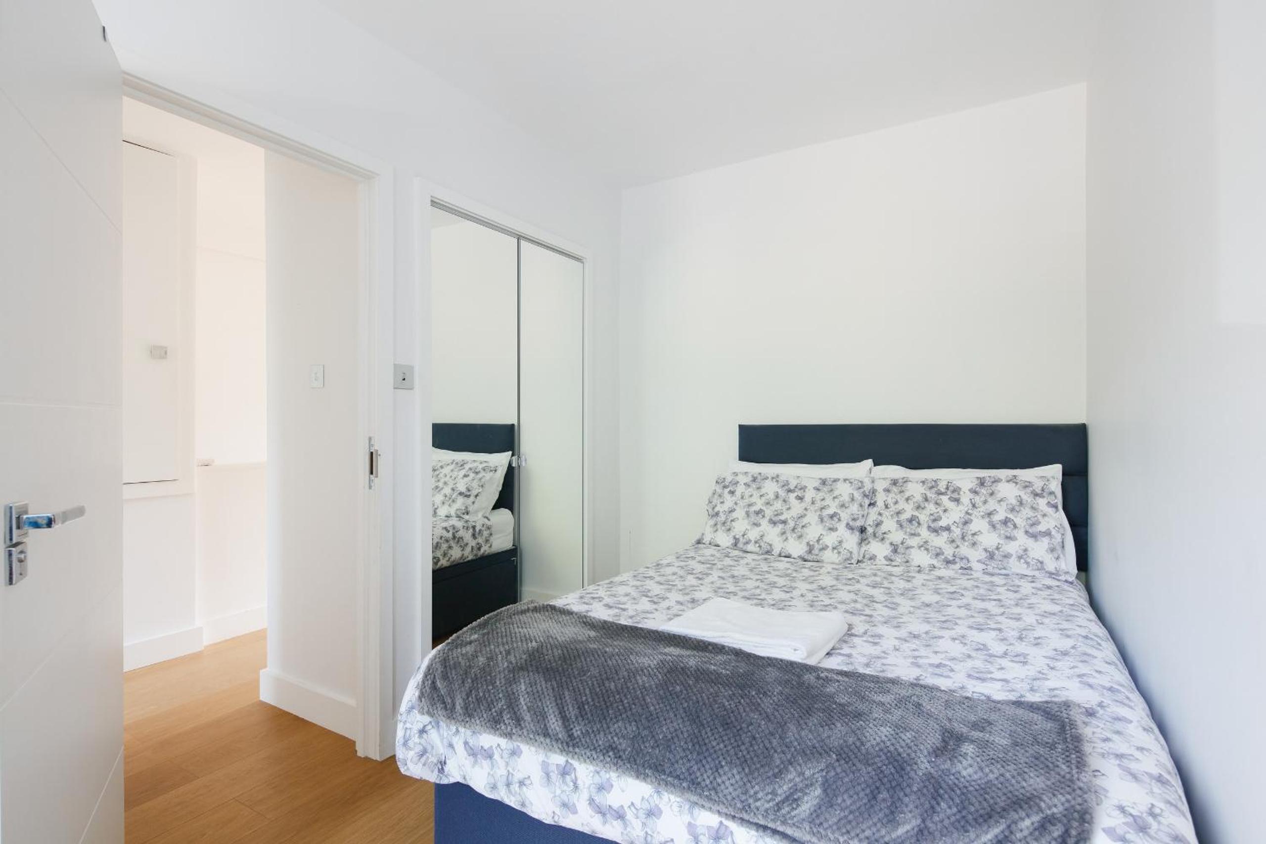 Bright & welcoming garden flat sleeps 6 in style