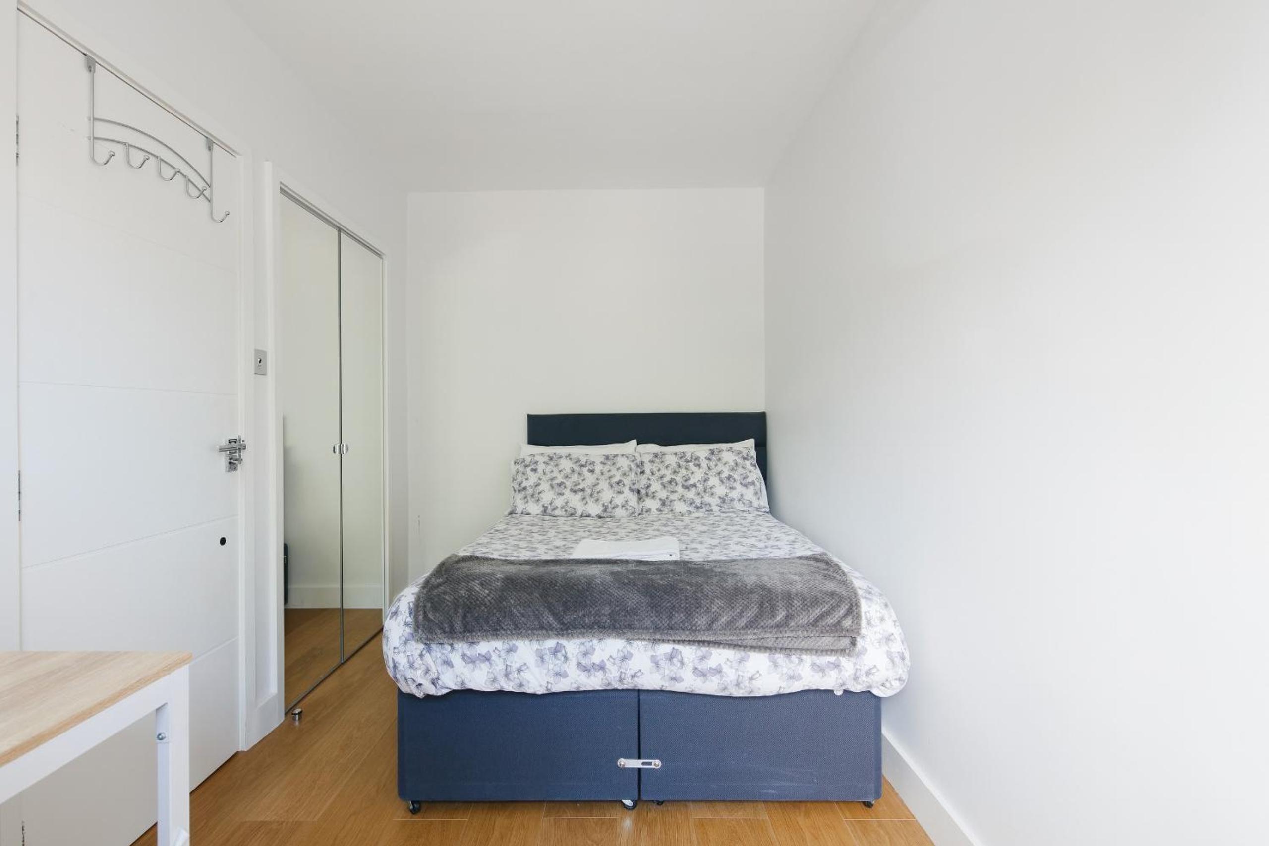 Bright & welcoming garden flat sleeps 6 in style