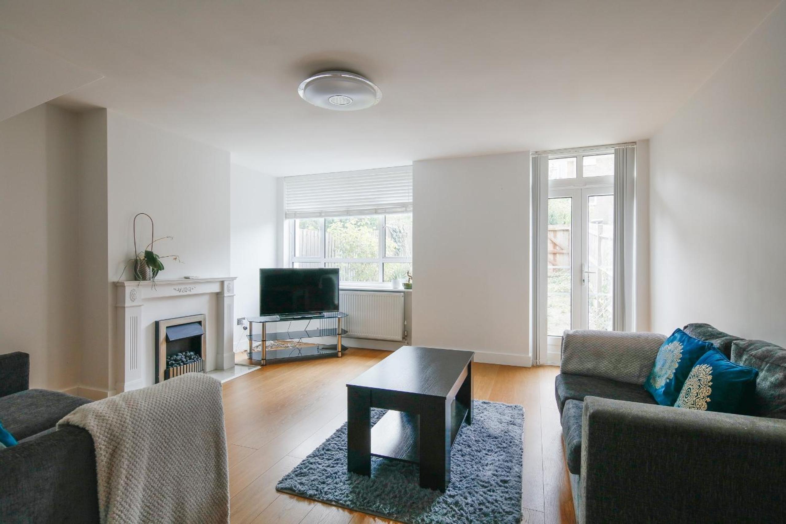 Bright & welcoming garden flat sleeps 6 in style
