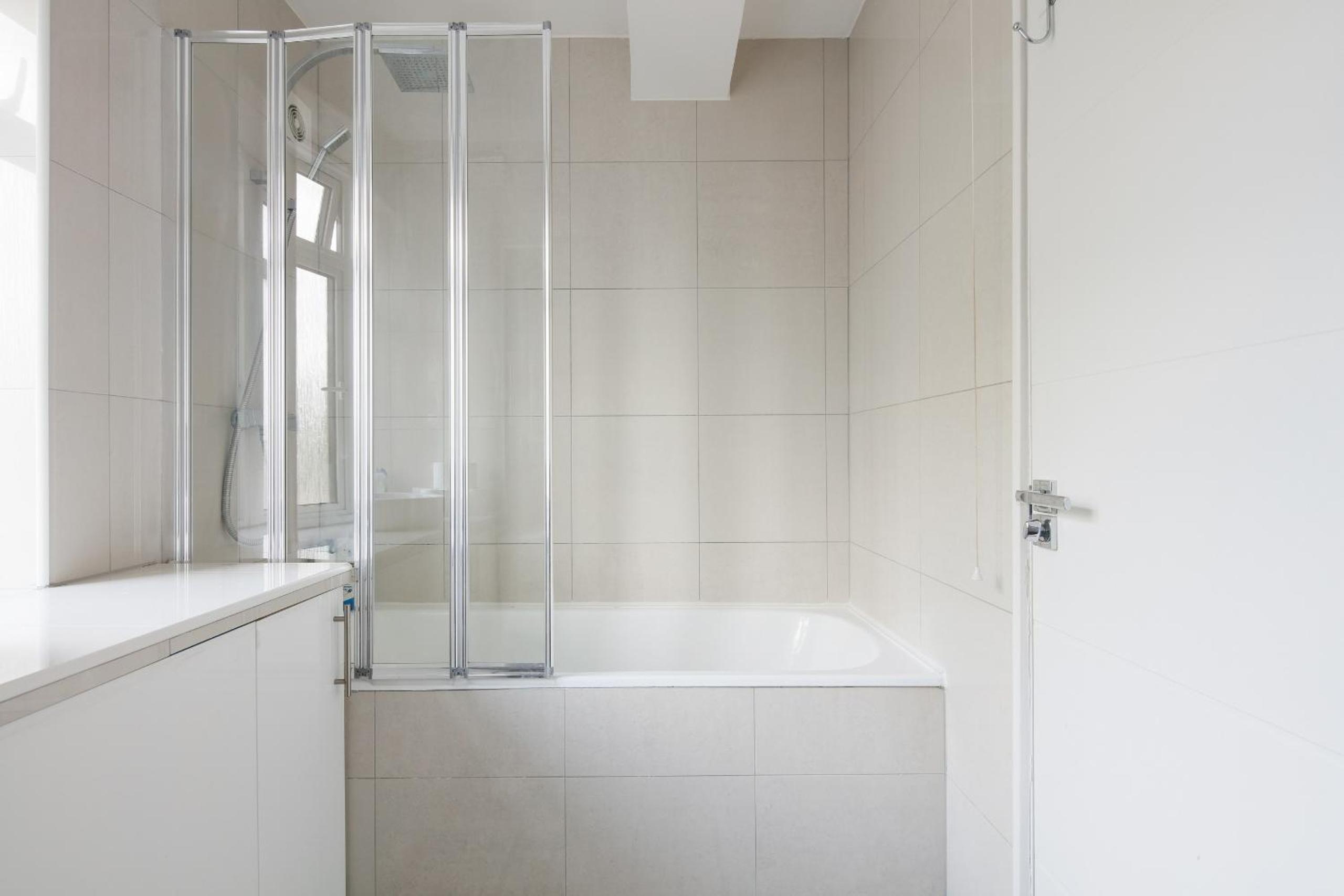 Bright & welcoming garden flat sleeps 6 in style