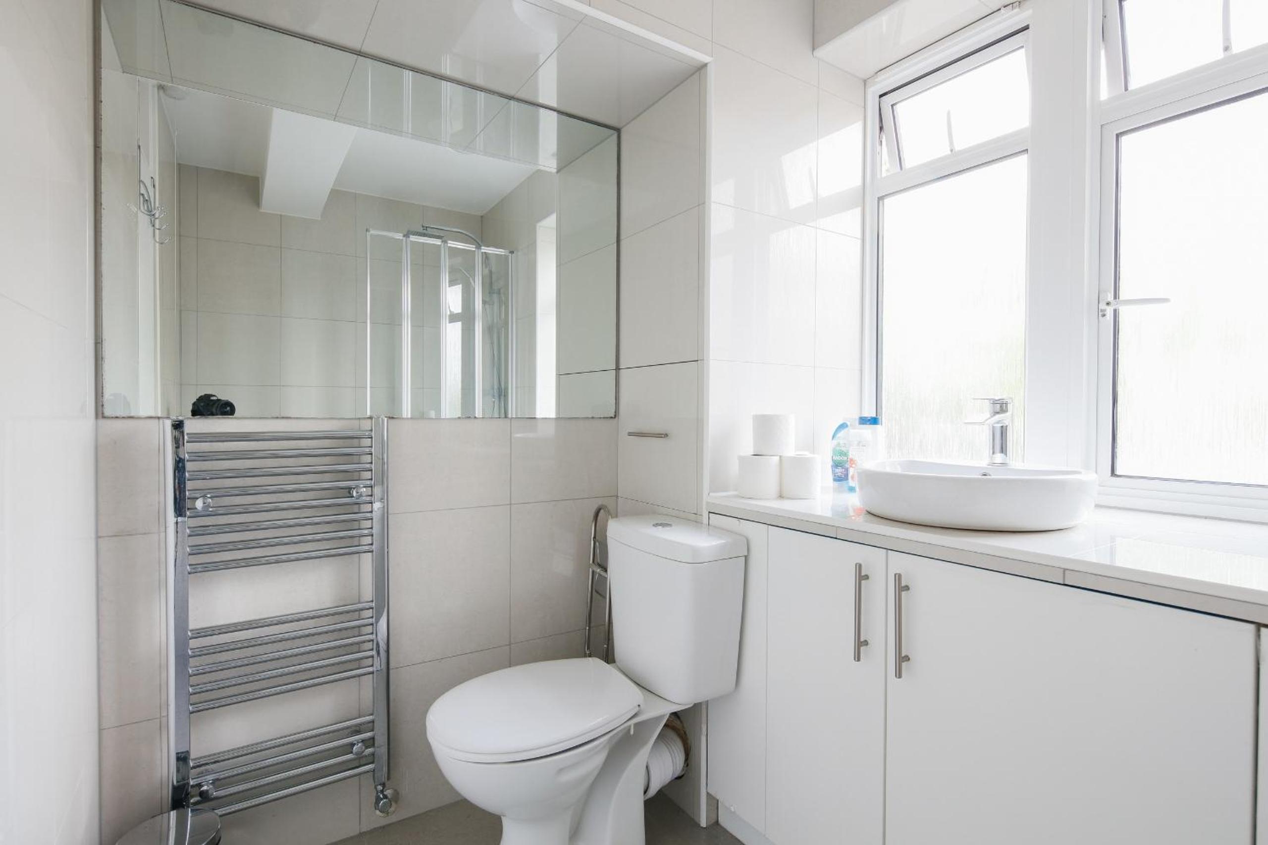 Bright & welcoming garden flat sleeps 6 in style
