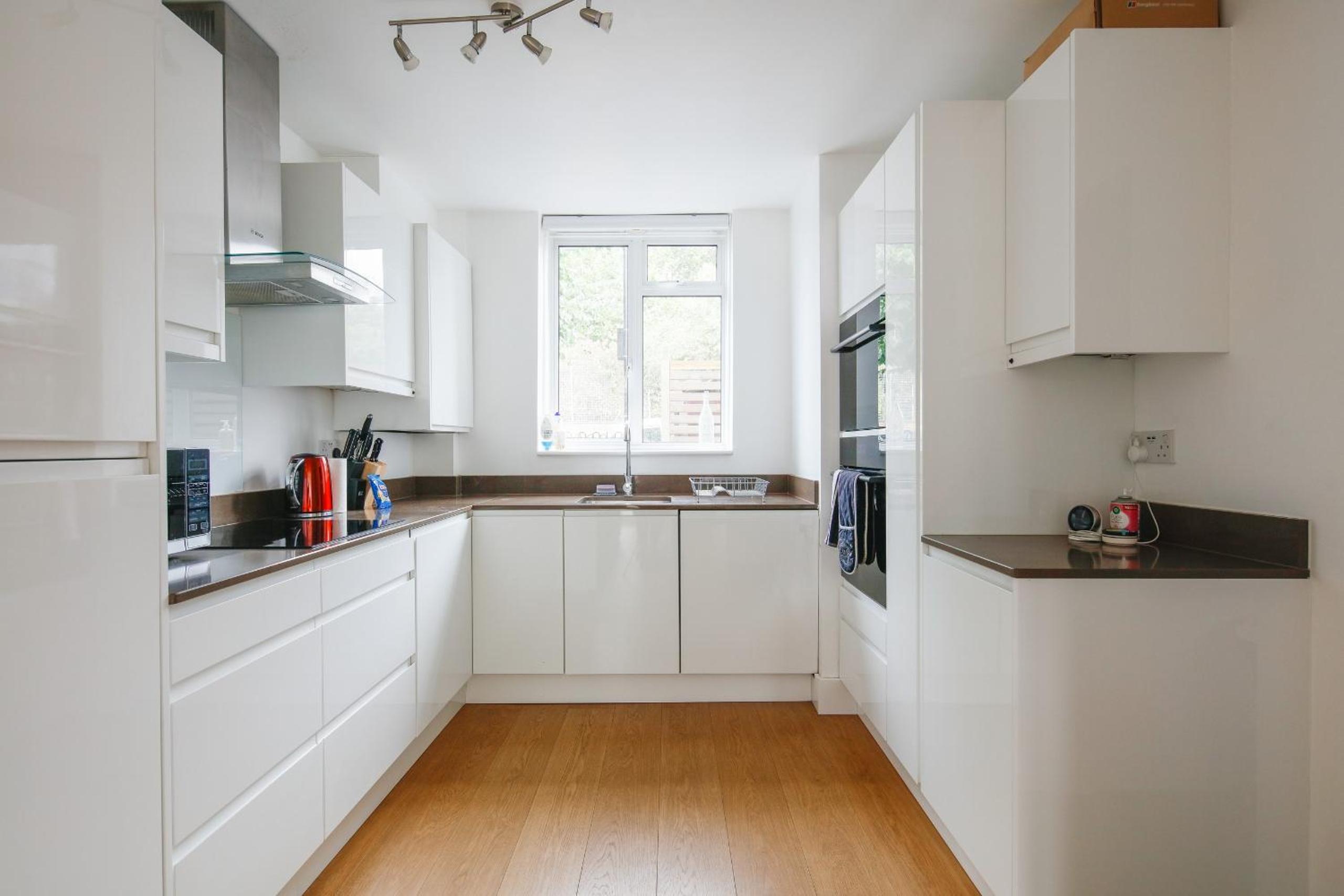 Bright & welcoming garden flat sleeps 6 in style