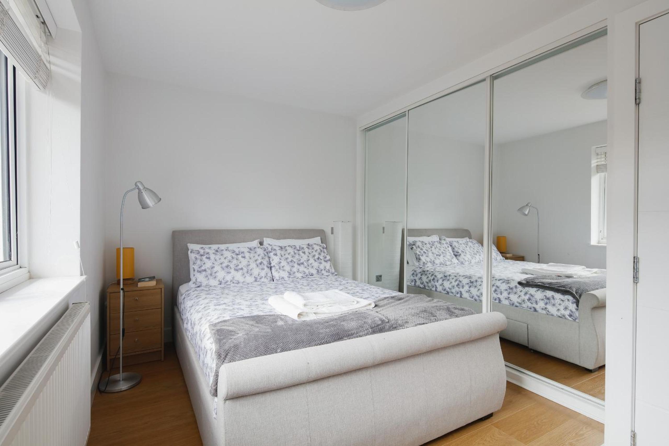 Bright & welcoming garden flat sleeps 6 in style