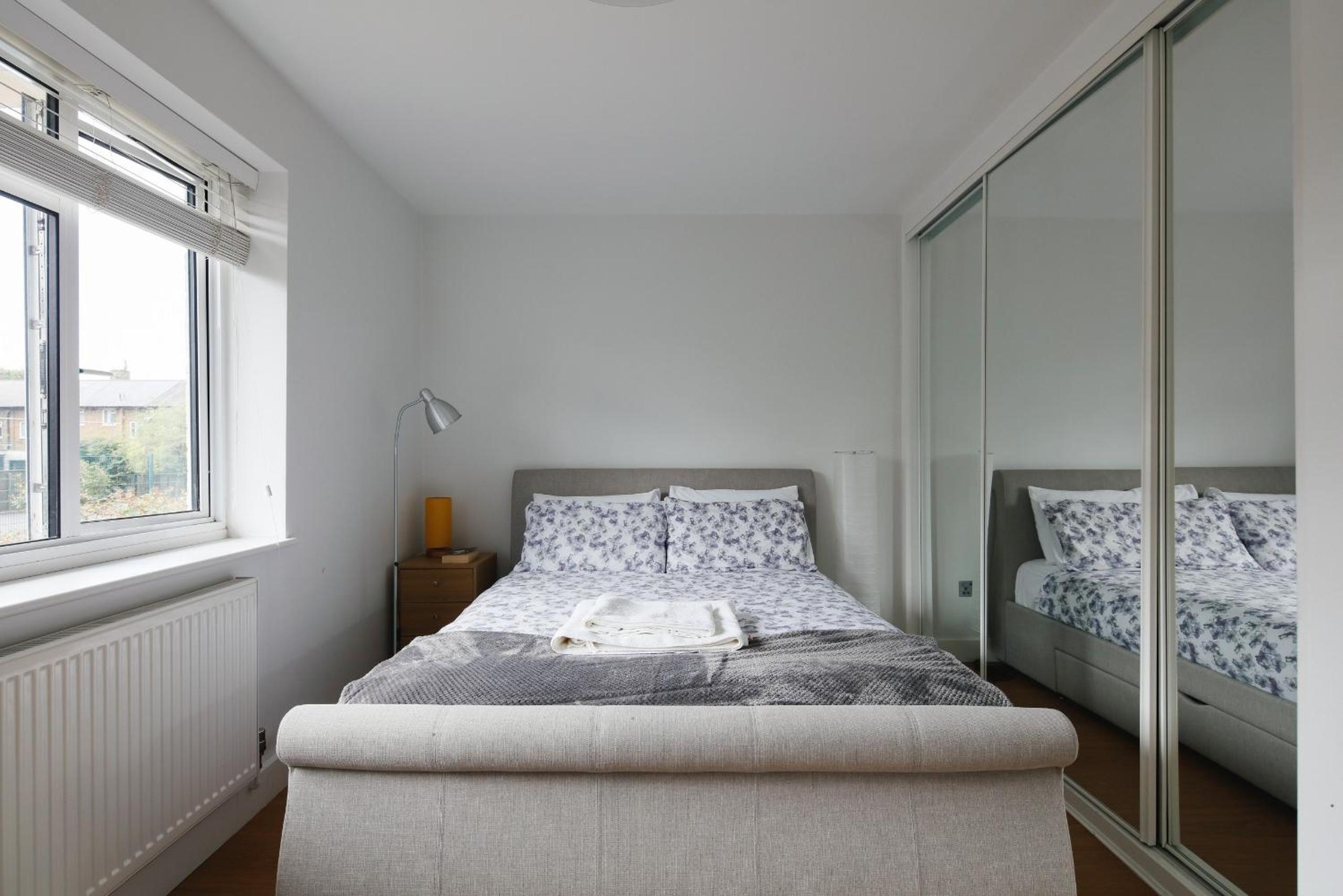 Bright & welcoming garden flat sleeps 6 in style