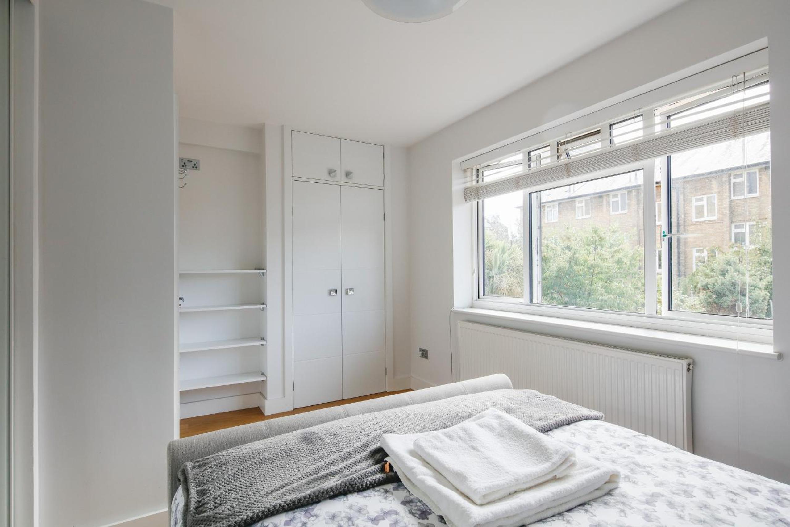 Bright & welcoming garden flat sleeps 6 in style