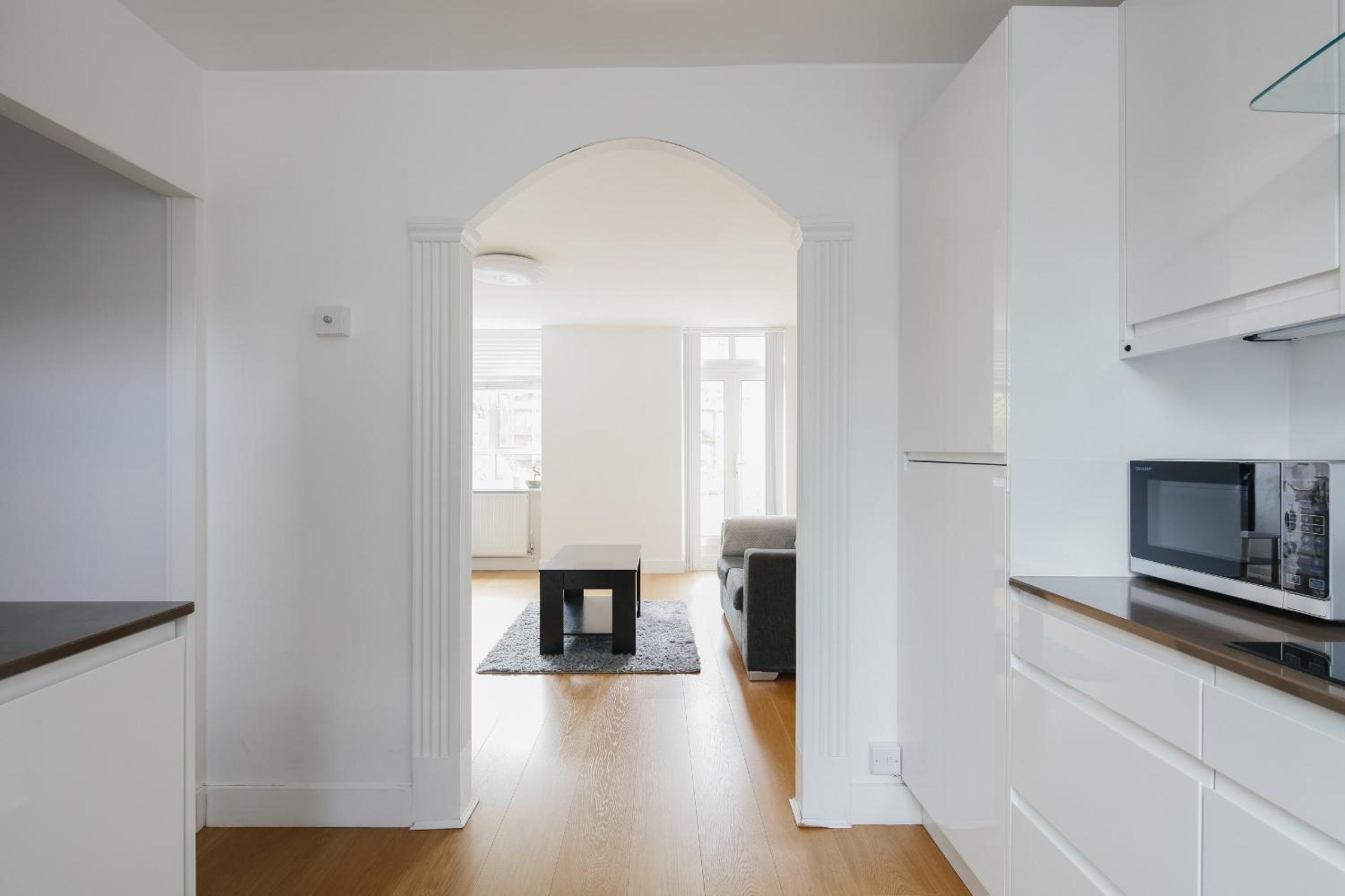 Bright & welcoming garden flat sleeps 6 in style