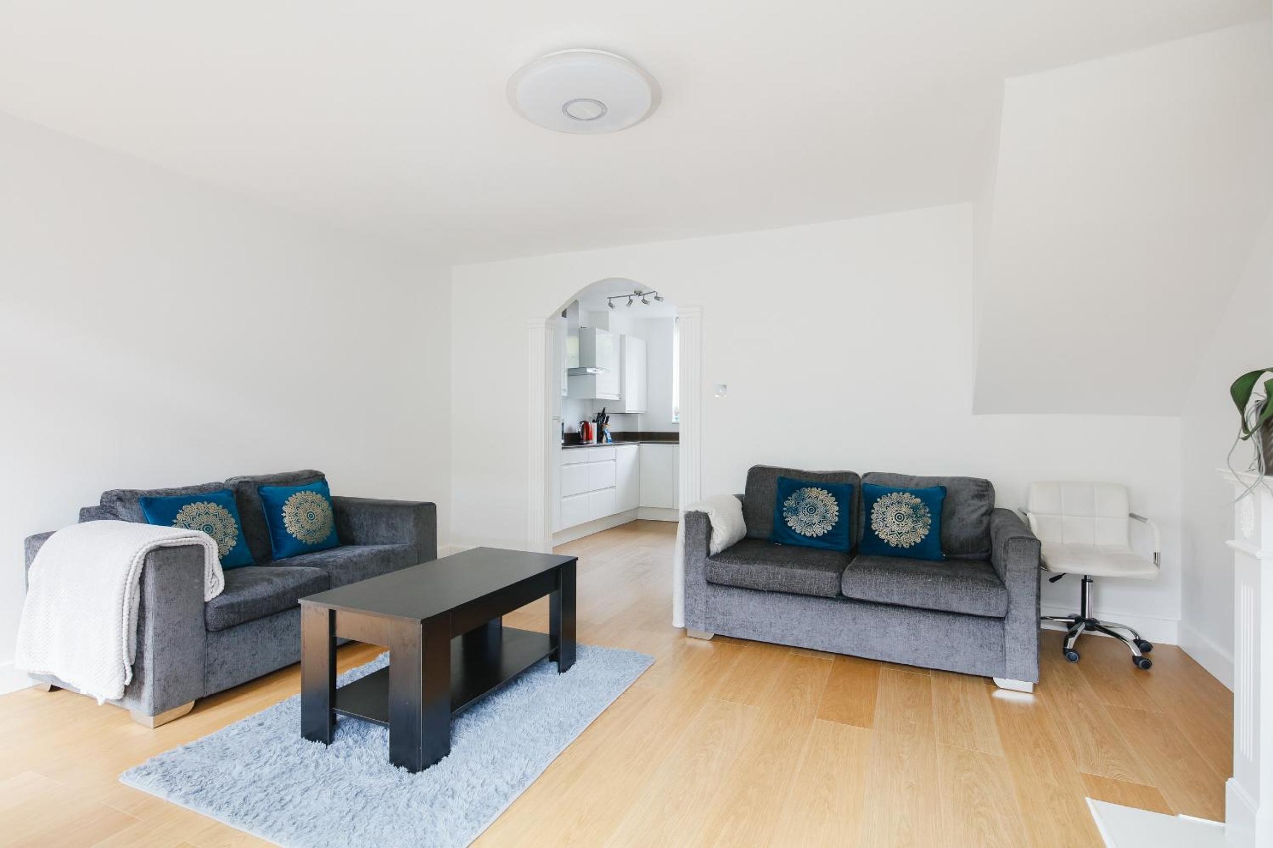 Bright & welcoming garden flat sleeps 6 in style