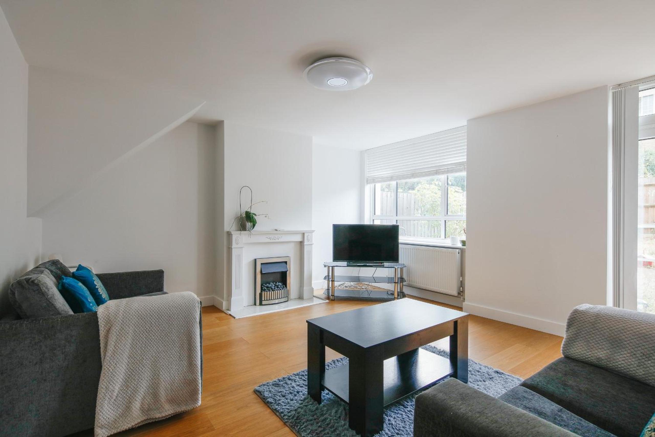 Bright & welcoming garden flat sleeps 6 in style