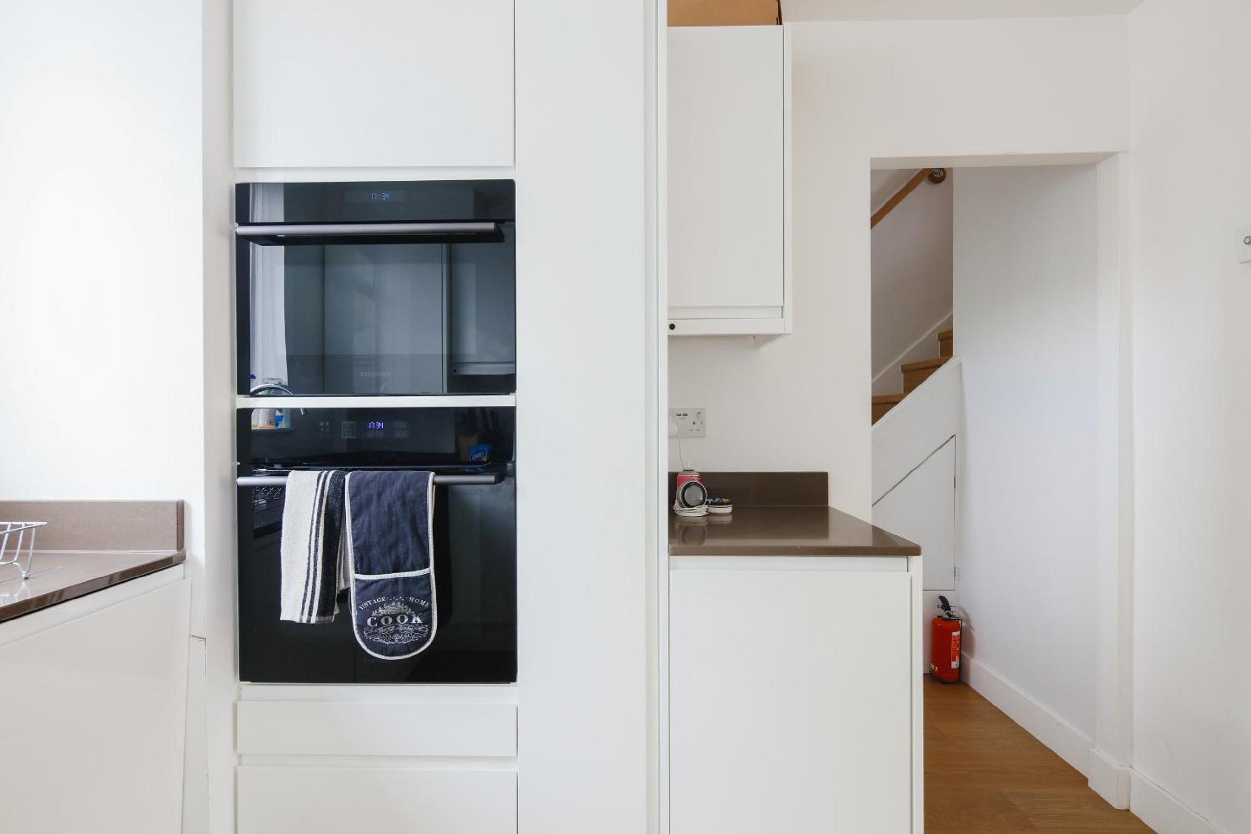 Bright & welcoming garden flat sleeps 6 in style