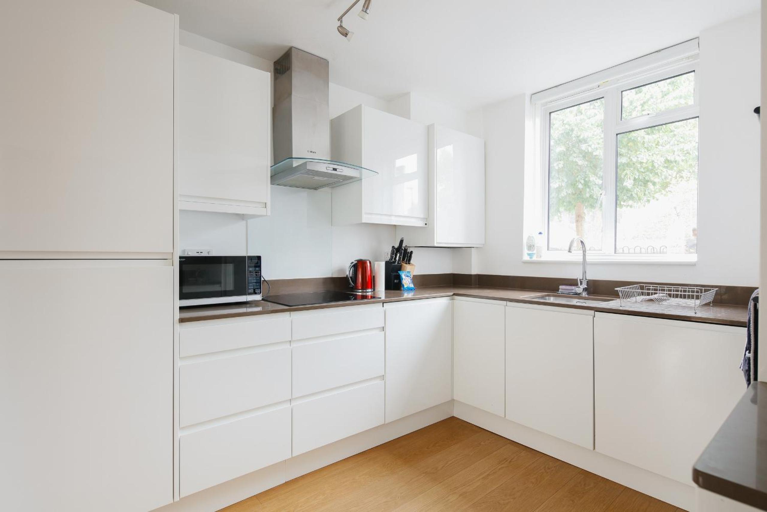 Bright & welcoming garden flat sleeps 6 in style