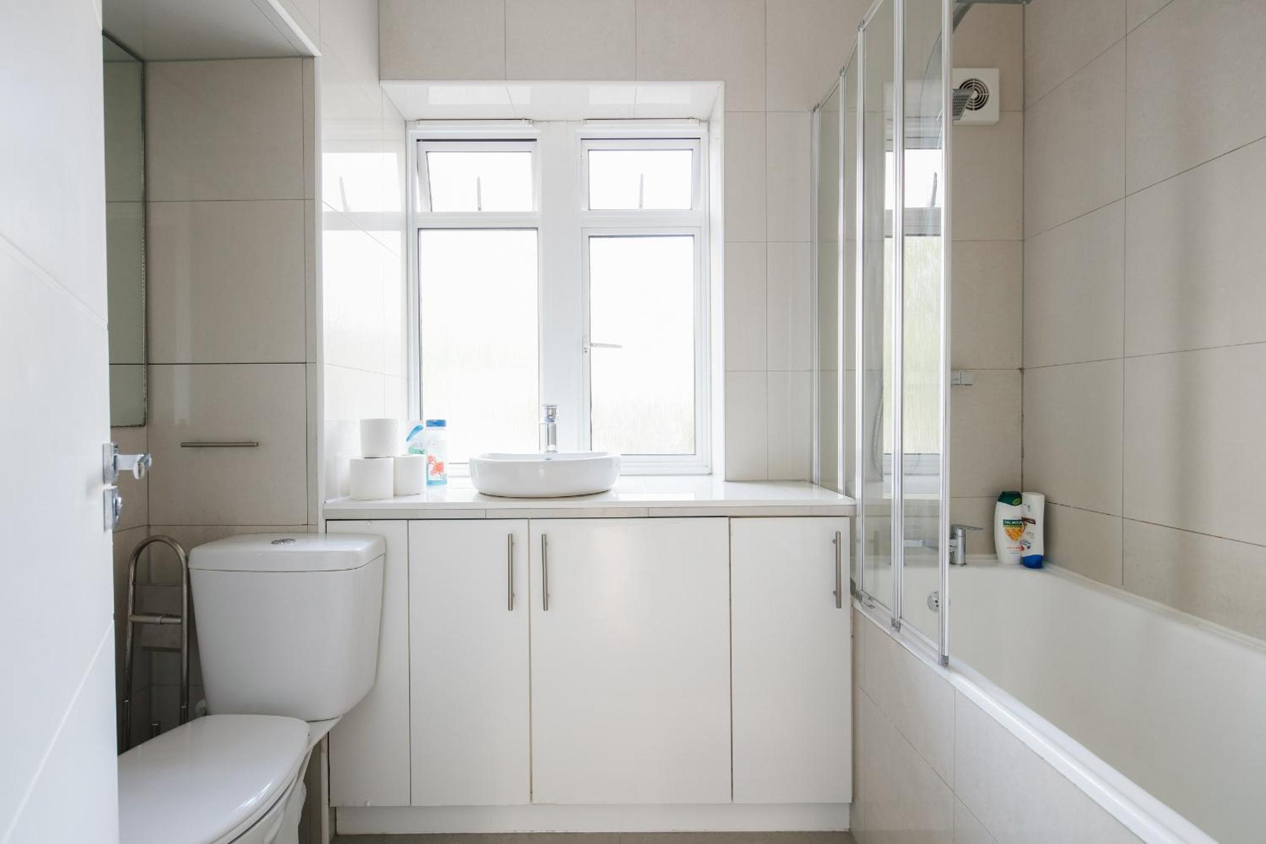 Bright & welcoming garden flat sleeps 6 in style